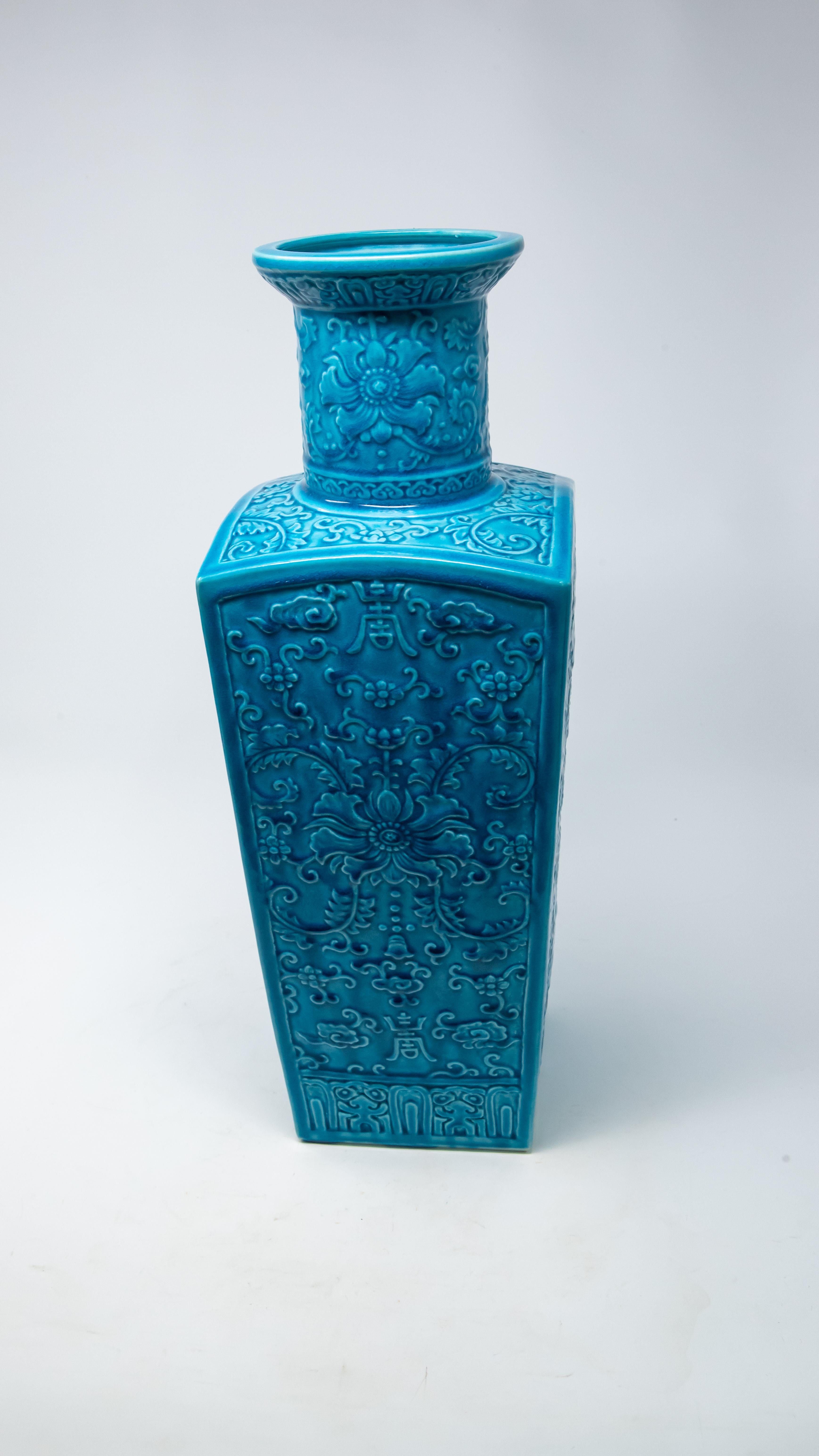 Chinesische türkisblaue glasierte, monochromierte, quadratische Vase aus der Qing-Dynastie im Angebot 2