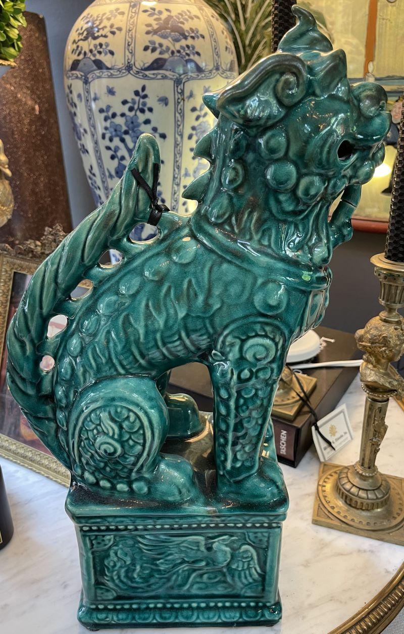 Una grande scultura di leone buddista cinese in ceramica turchese
17,5 