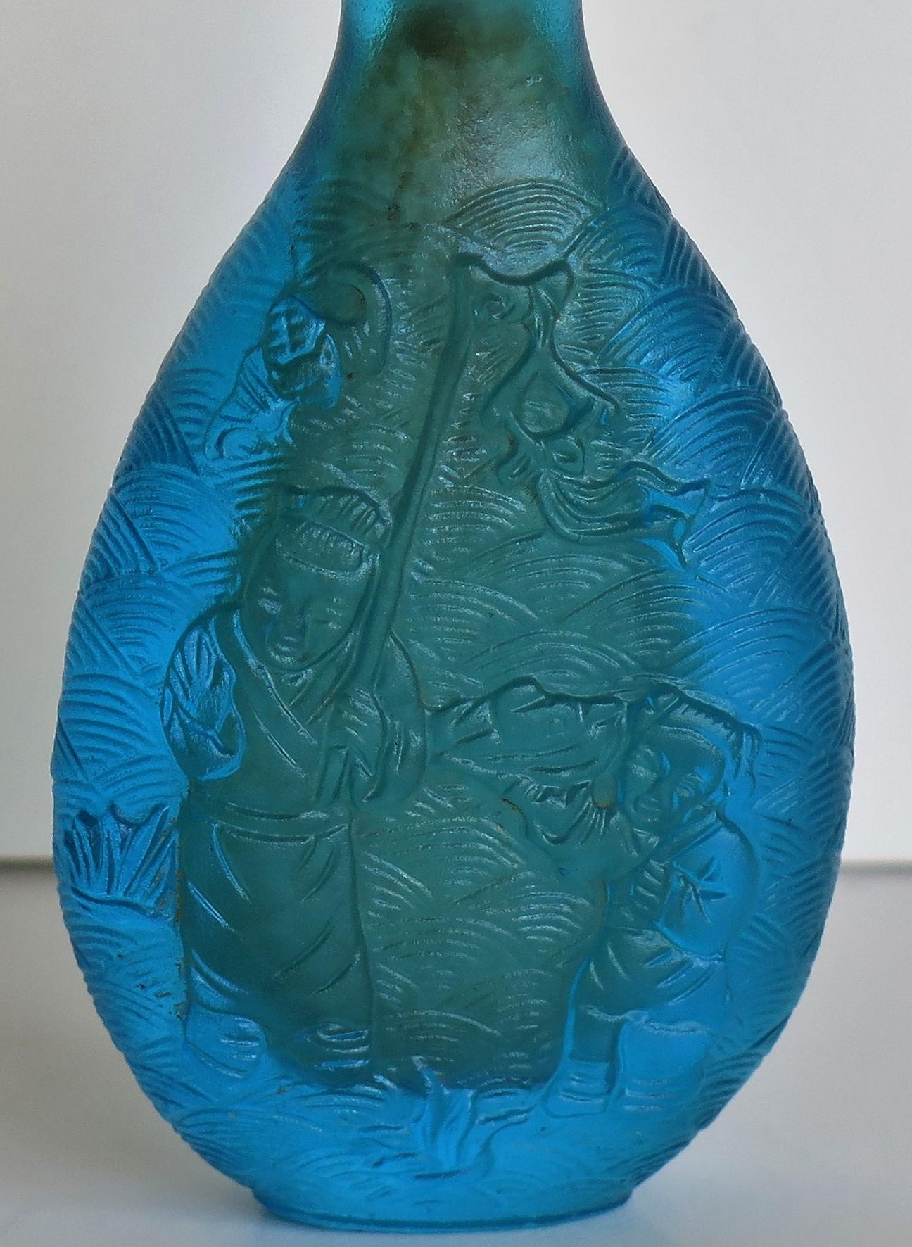 Chinese Turquoise Glass Snuff Bottle with Carved Figures and Spoon Top 4