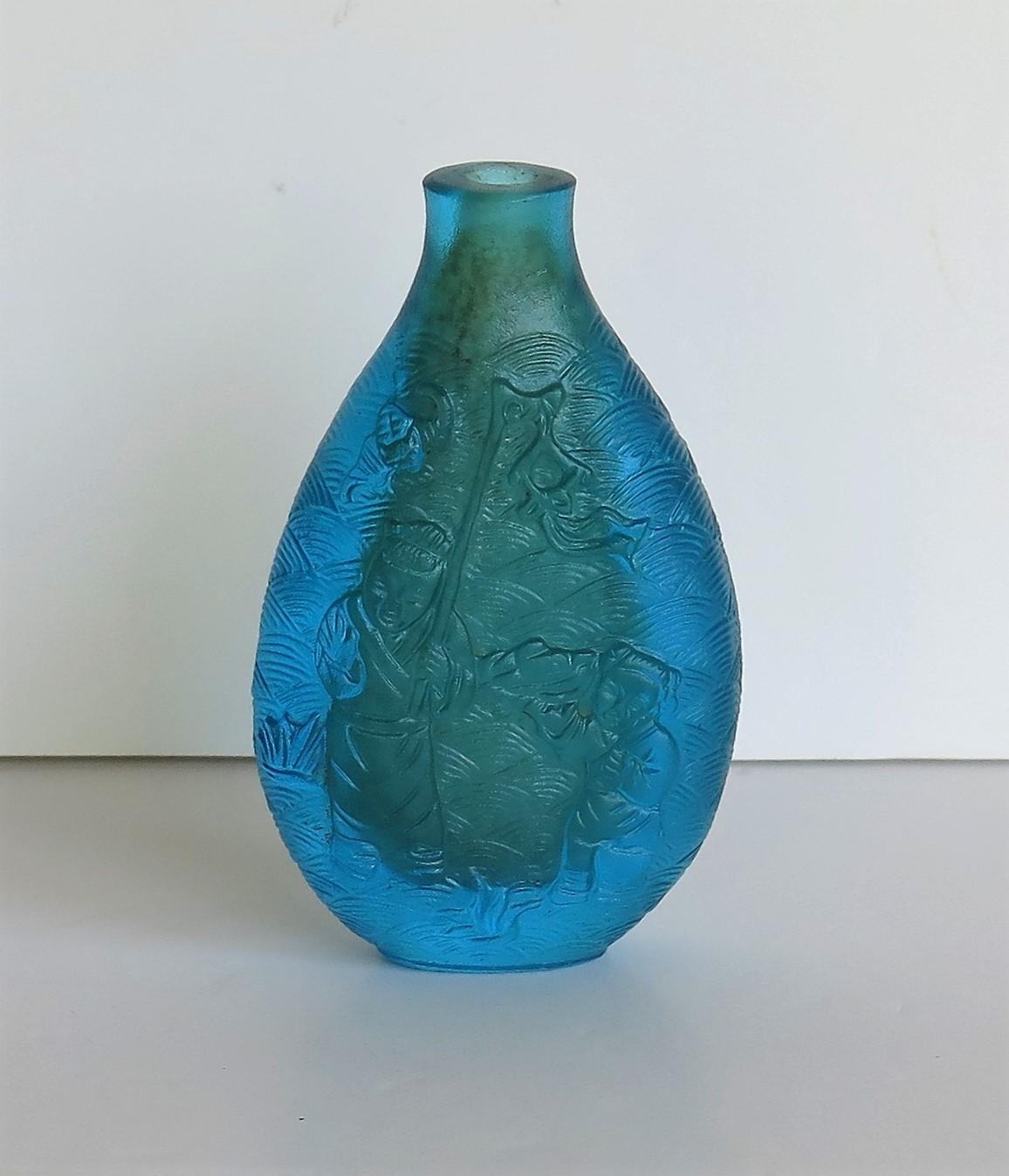 Chinese Turquoise Glass Snuff Bottle with Carved Figures and Spoon Top 5
