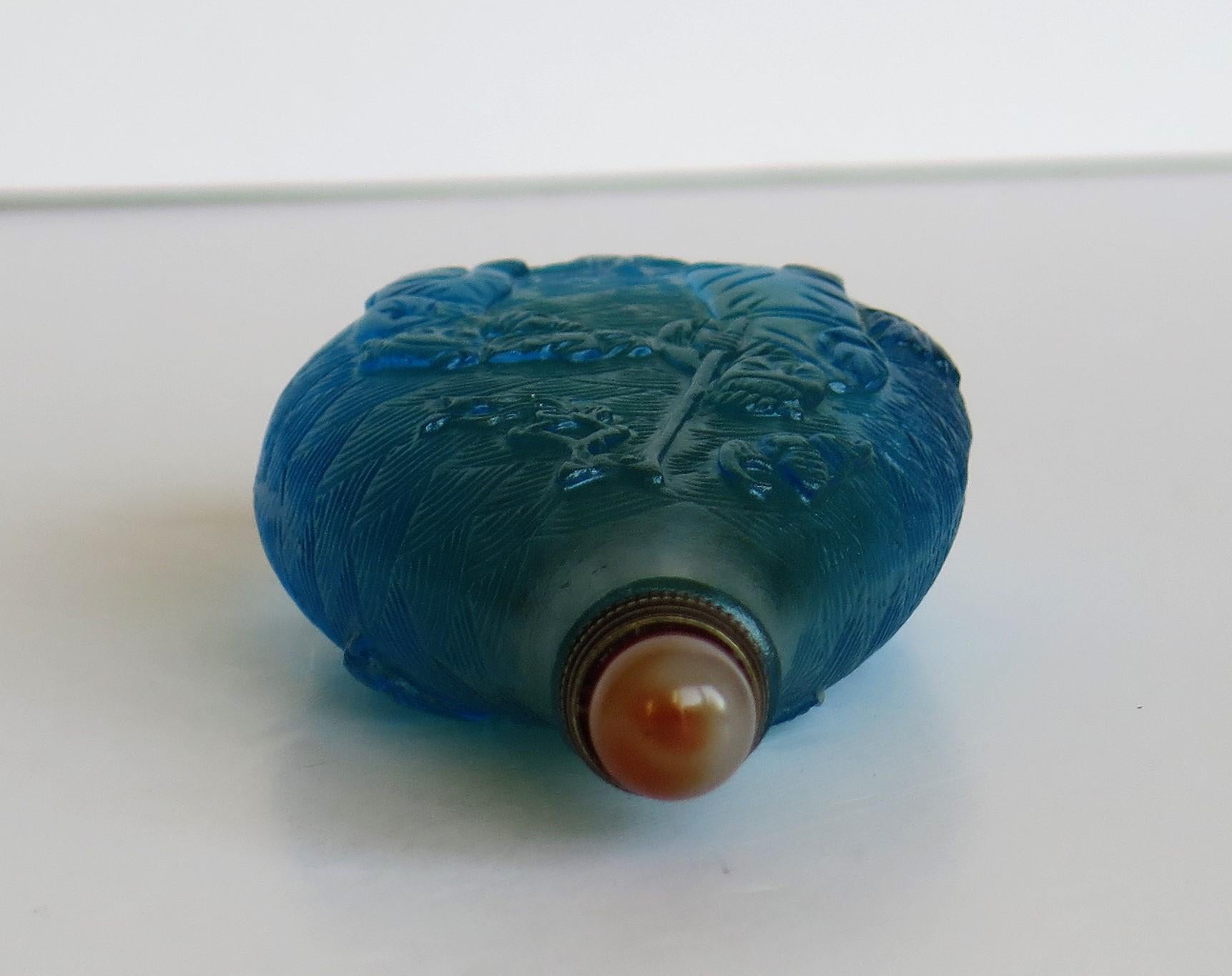 Chinese Turquoise Glass Snuff Bottle with Carved Figures and Spoon Top 7