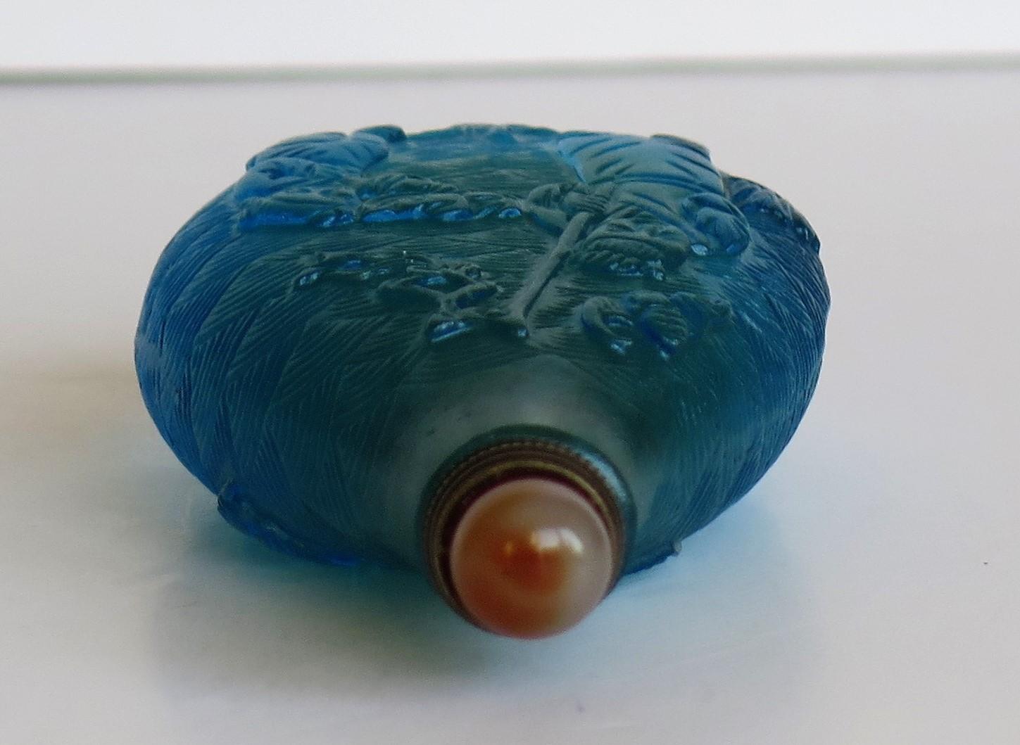 Chinese Turquoise Glass Snuff Bottle with Carved Figures and Spoon Top 8