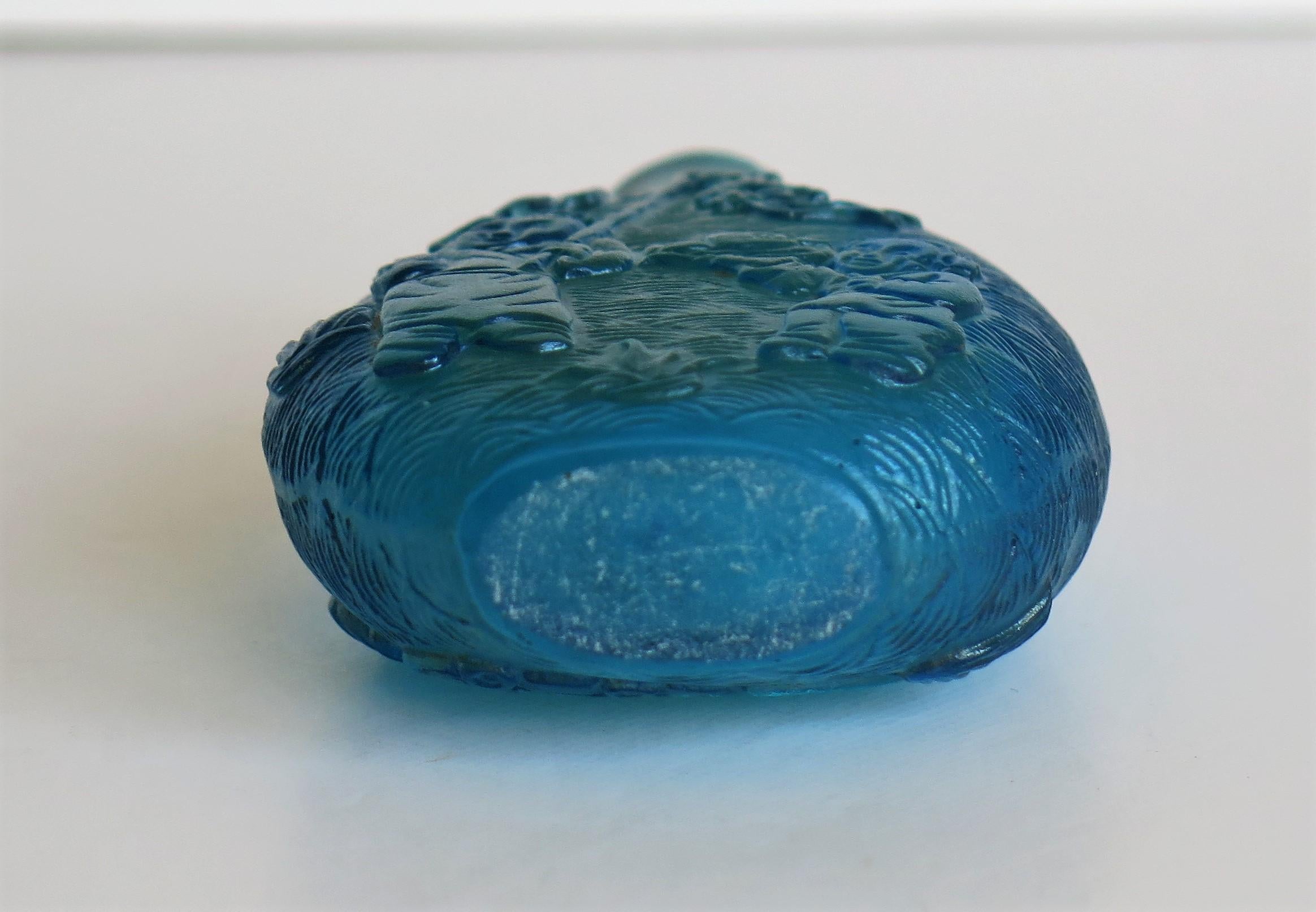 Chinese Turquoise Glass Snuff Bottle with Carved Figures and Spoon Top 10