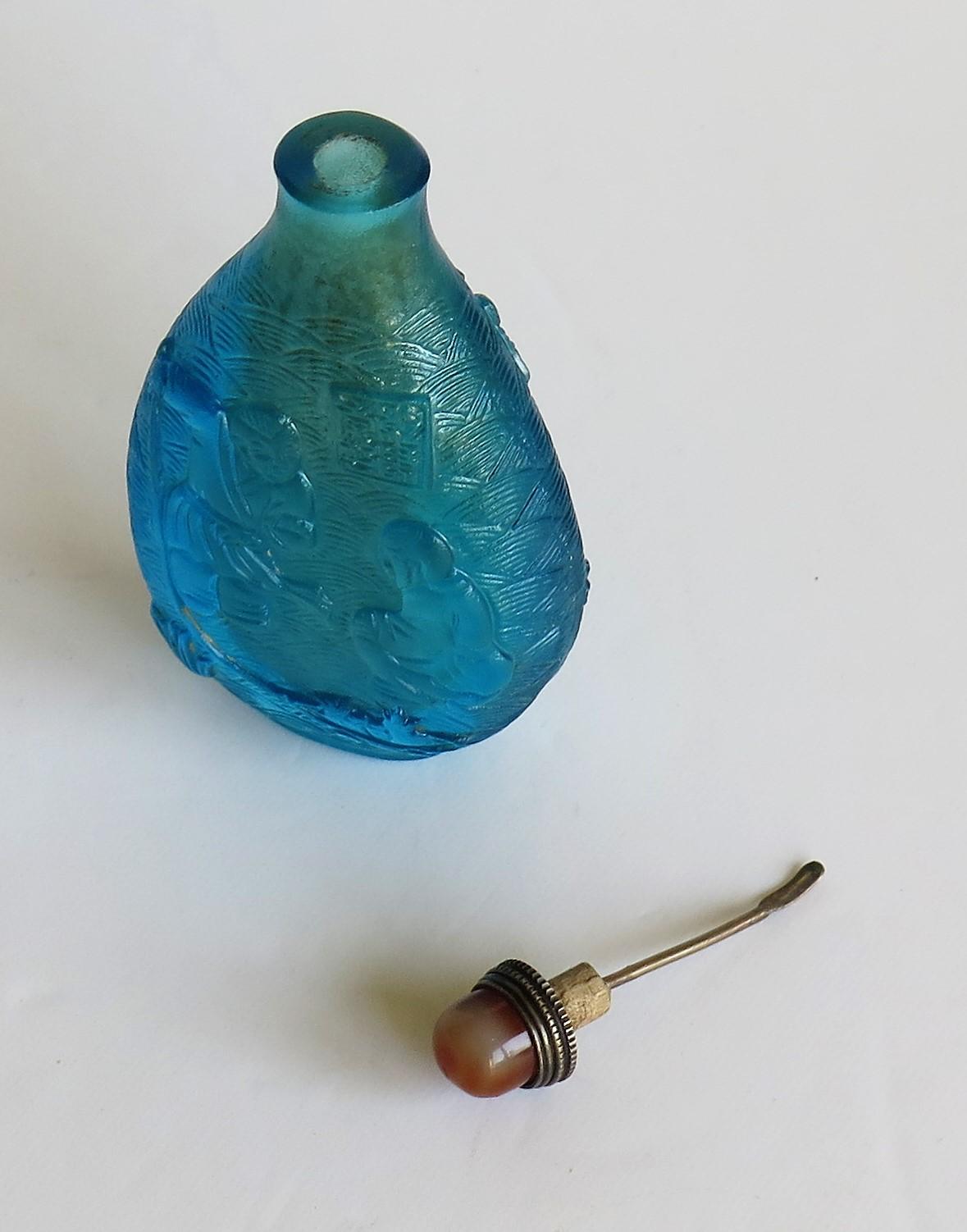 Chinese Turquoise Glass Snuff Bottle with Carved Figures and Spoon Top 11