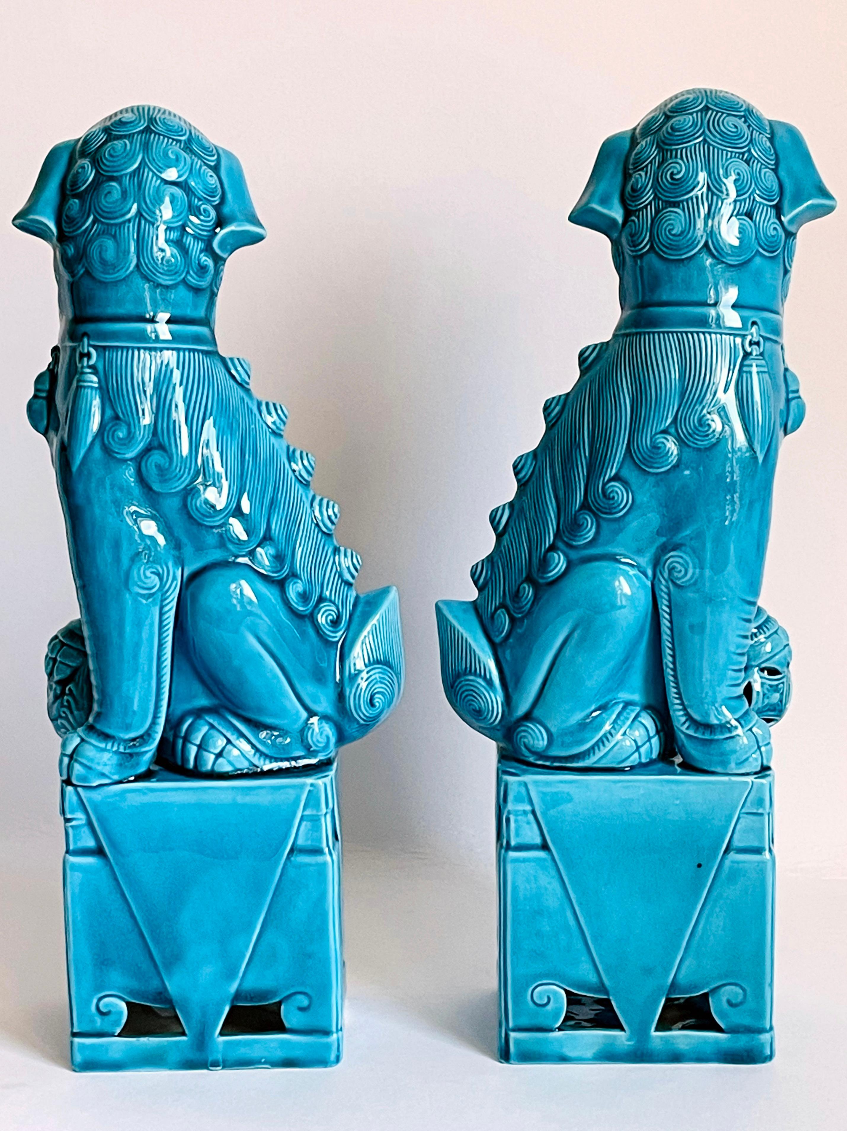 Vernissé Chinois/Lions en porcelaine émaillée turquoise montés sur lion