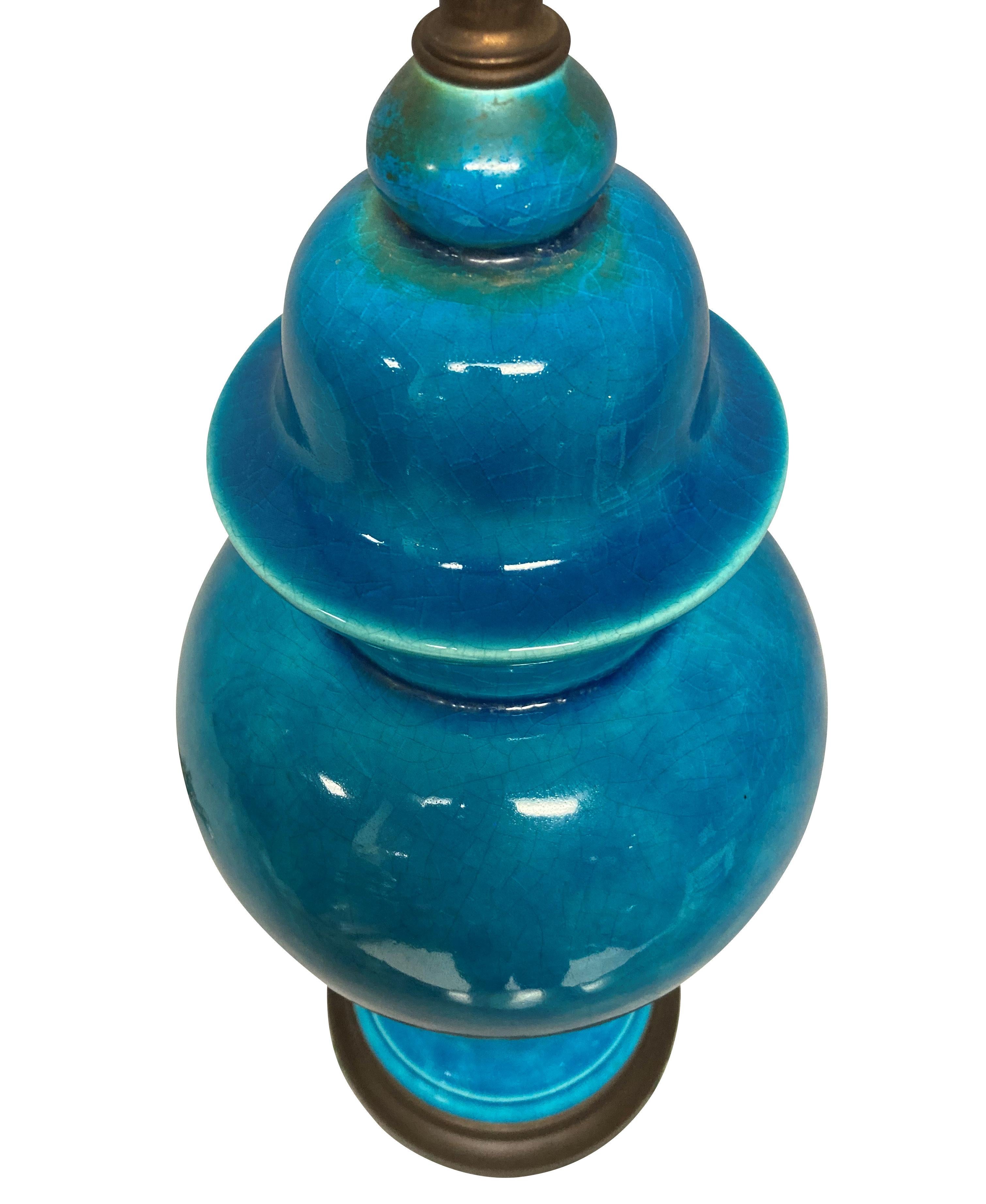 Eine chinesische, türkis glasierte Vasenlampe mit bronzierten Beschlägen.