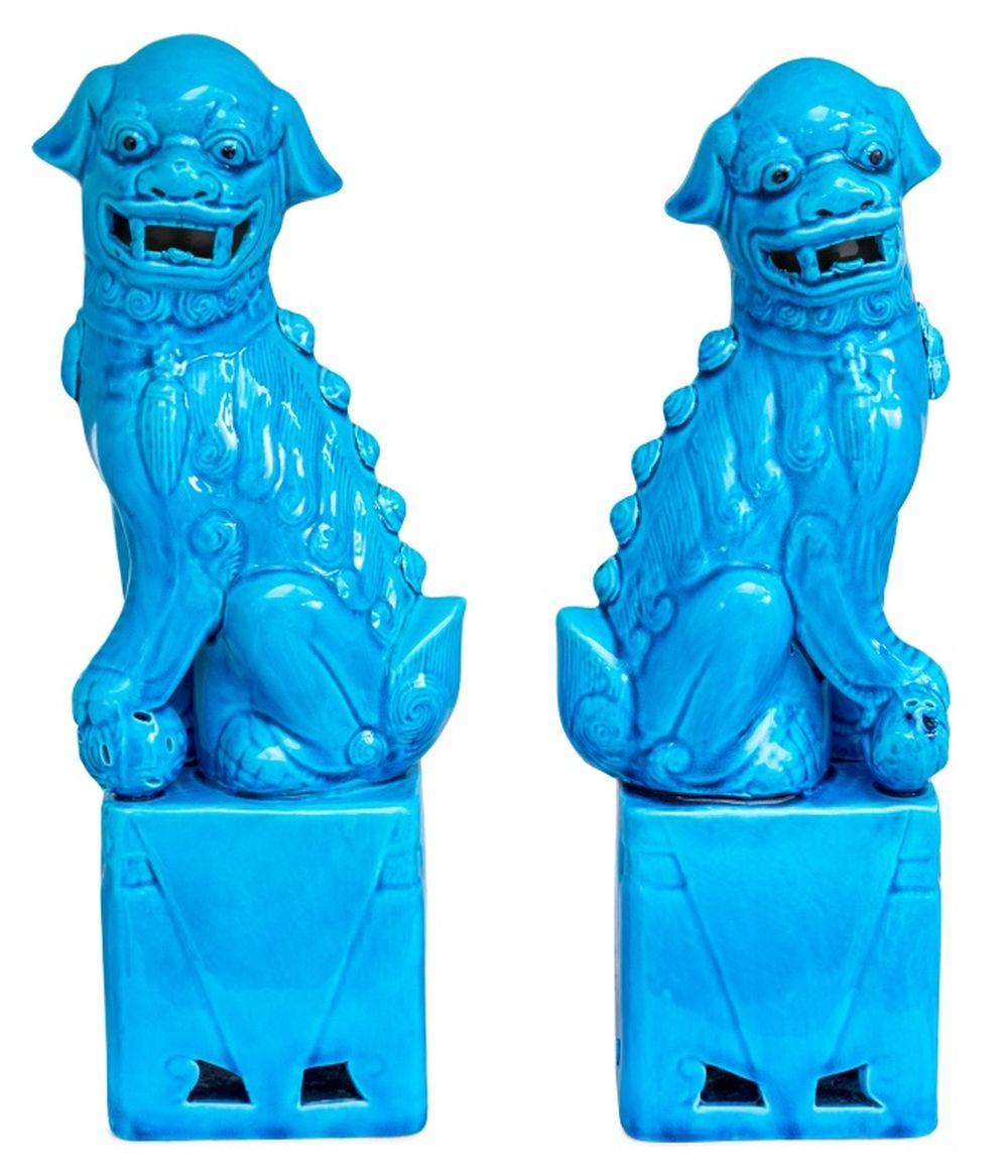Paire de chiens Pho en porcelaine chinoise à fond turquoise, chacun assis, la patte reposant sur un dispositif, sur des socles percés. 13
