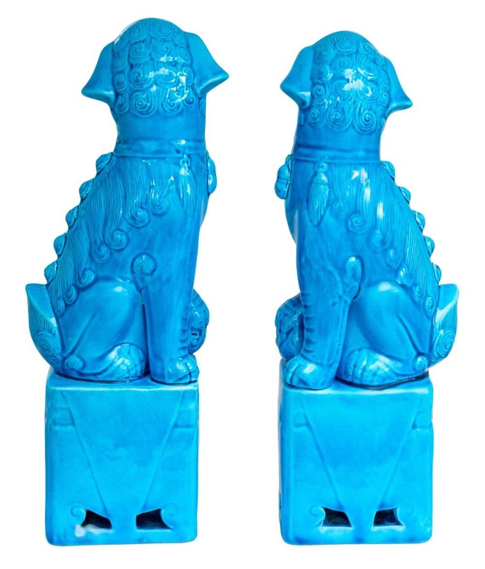 Vernissé Paire de chiens Pho en porcelaine chinoise à fond turquoise en vente