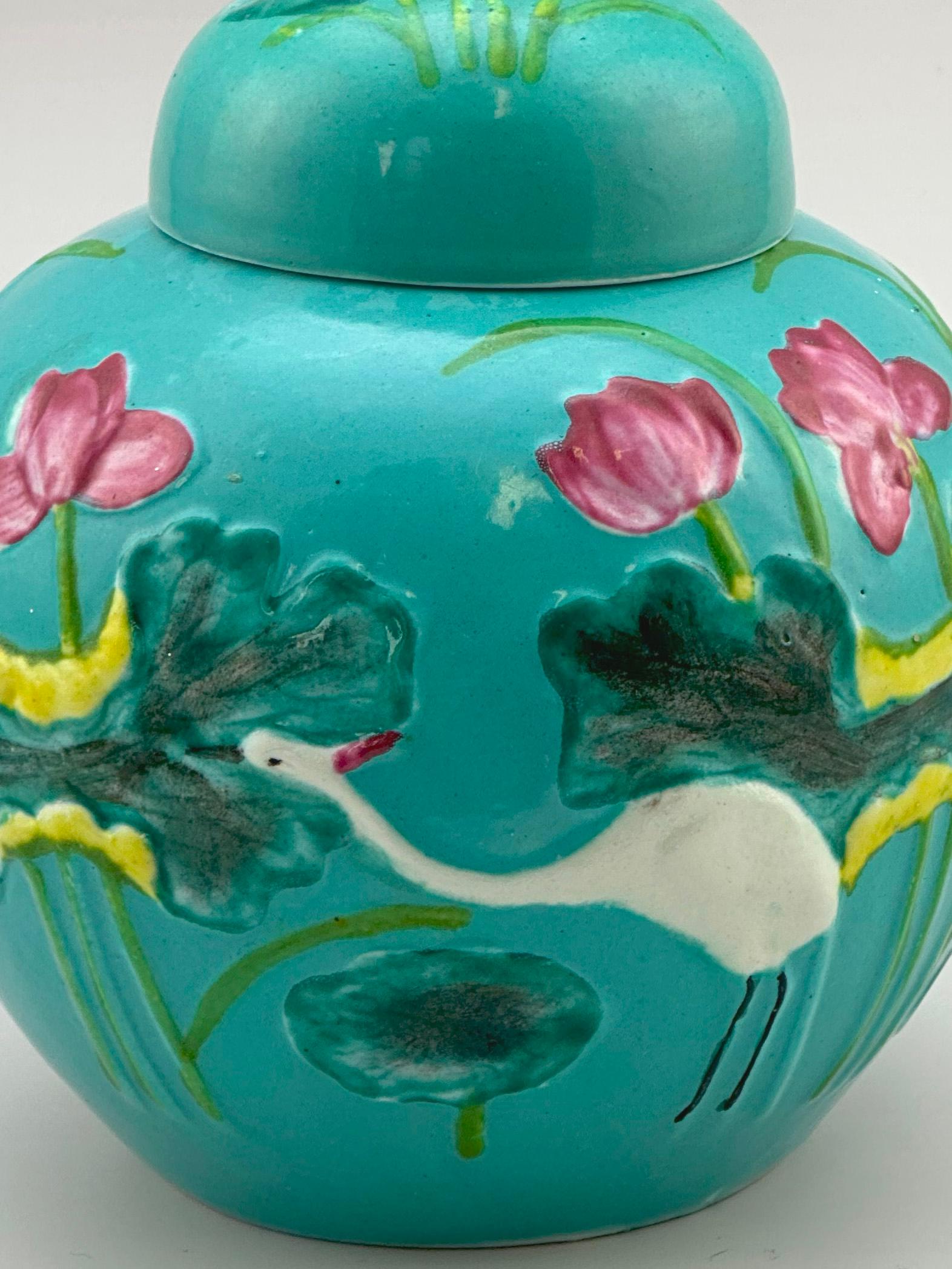Questo barattolo di zenzero cinese color turchese è un esempio straordinario di porcellana della metà del XX secolo, realizzata intorno agli anni '50 nello stile del celebre ceramista di Jingdezhen Wang Bingrong. Questo barattolo di zenzero cinese
