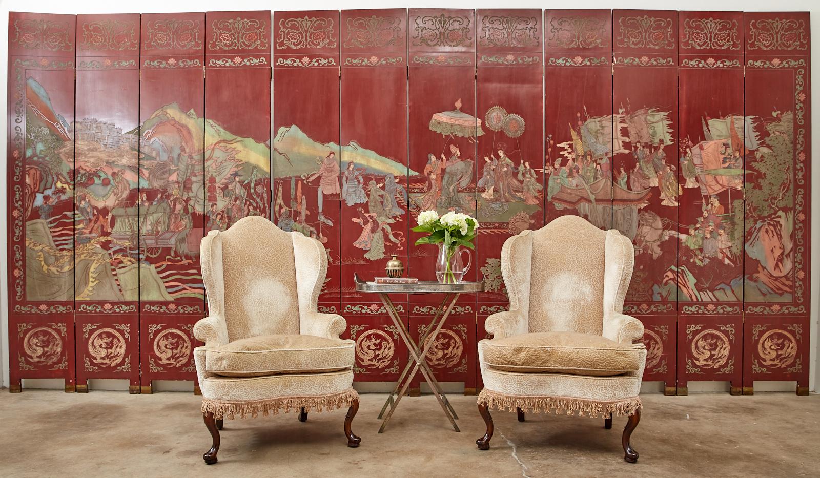 Monumentaler chinesischer Exportschirm mit zwölf rot lackierten Coromandel-Tafeln, die die chinesische mythologische daoistische Figur Xiwangmu (Königinmutter des Westens) darstellen. Bemerkenswerte großformatige Leinwand voller leuchtender Farben