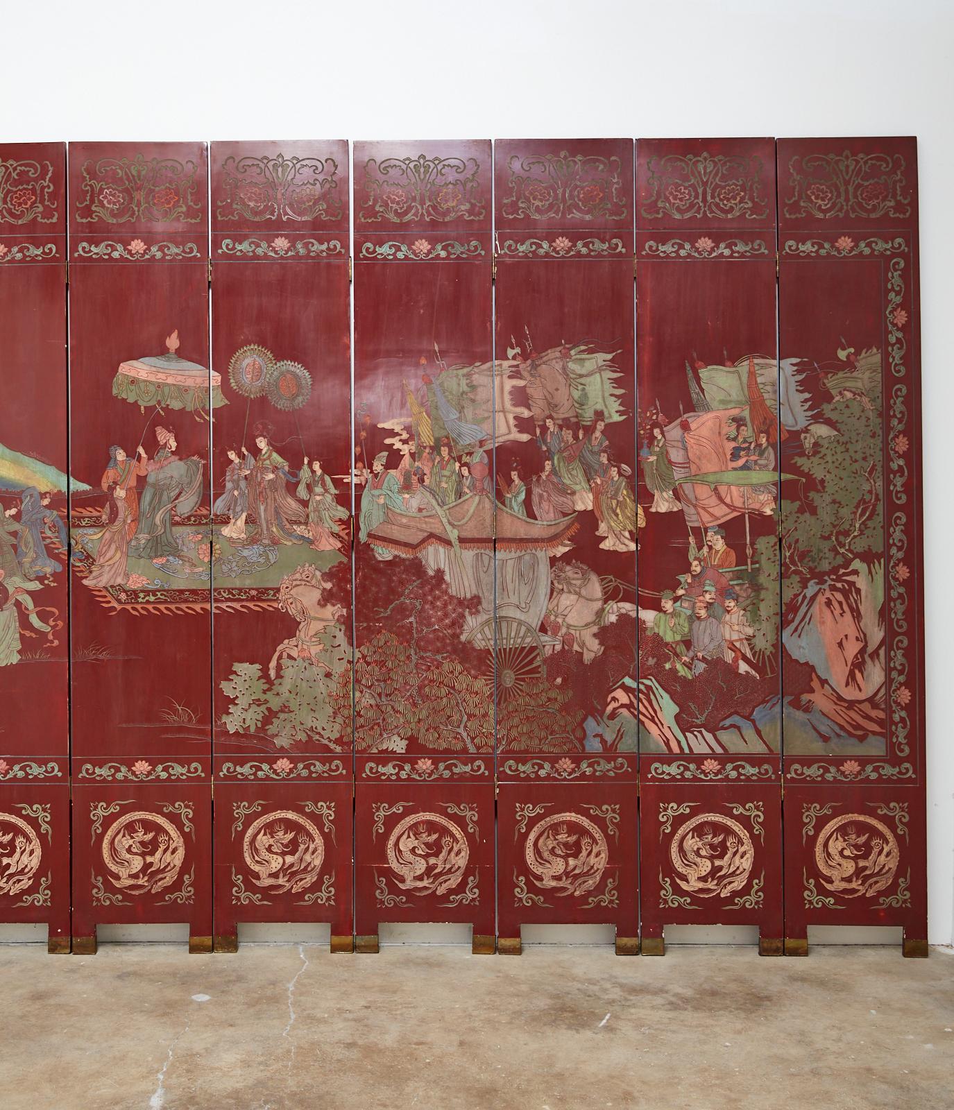 Chinesischer Zwölf-Panel-Coromandel-Raumteiler aus Xiwangmu, rot lackiert (Lackiert) im Angebot