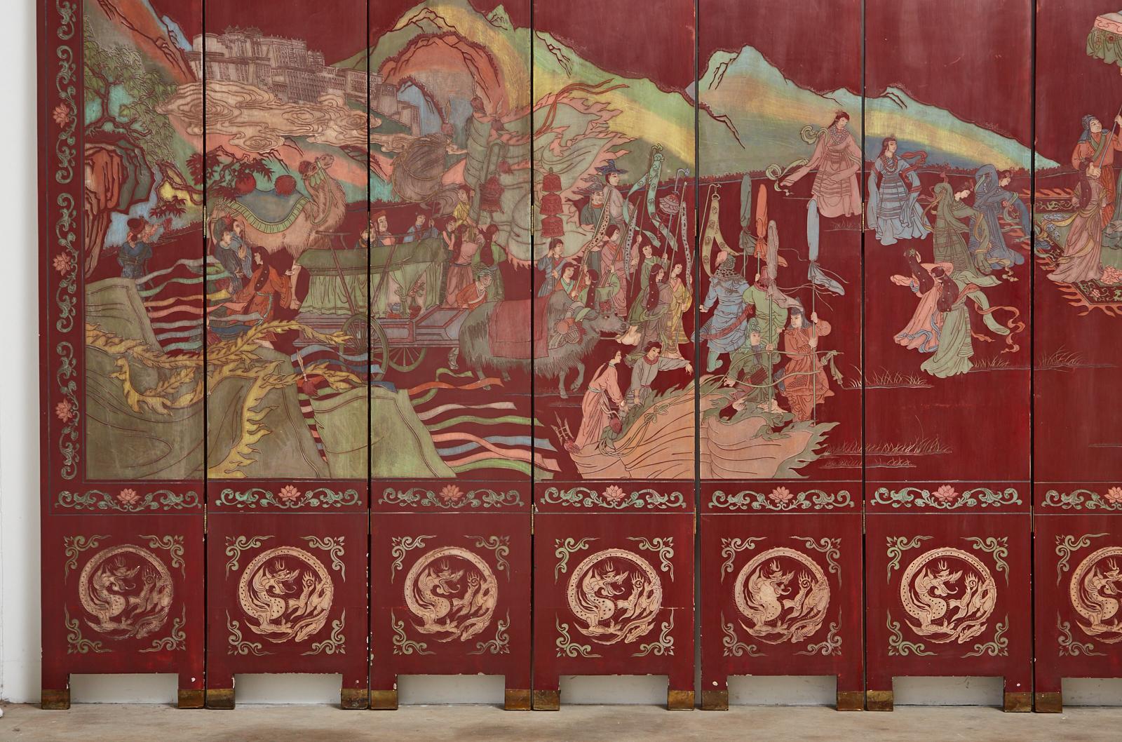 Chinesischer Zwölf-Panel-Coromandel-Raumteiler aus Xiwangmu, rot lackiert (20. Jahrhundert) im Angebot