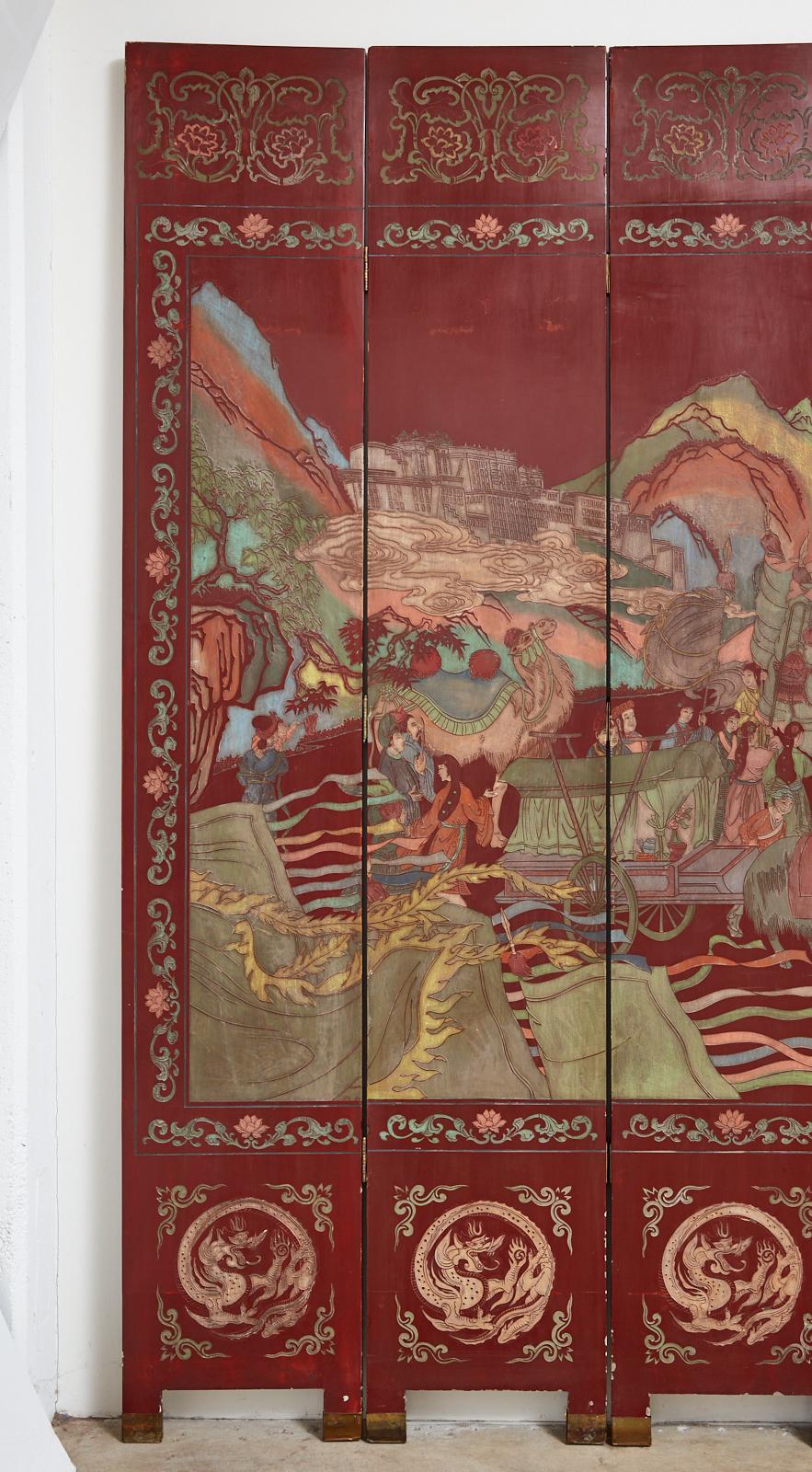 Chinesischer Zwölf-Panel-Coromandel-Raumteiler aus Xiwangmu, rot lackiert (Messing) im Angebot