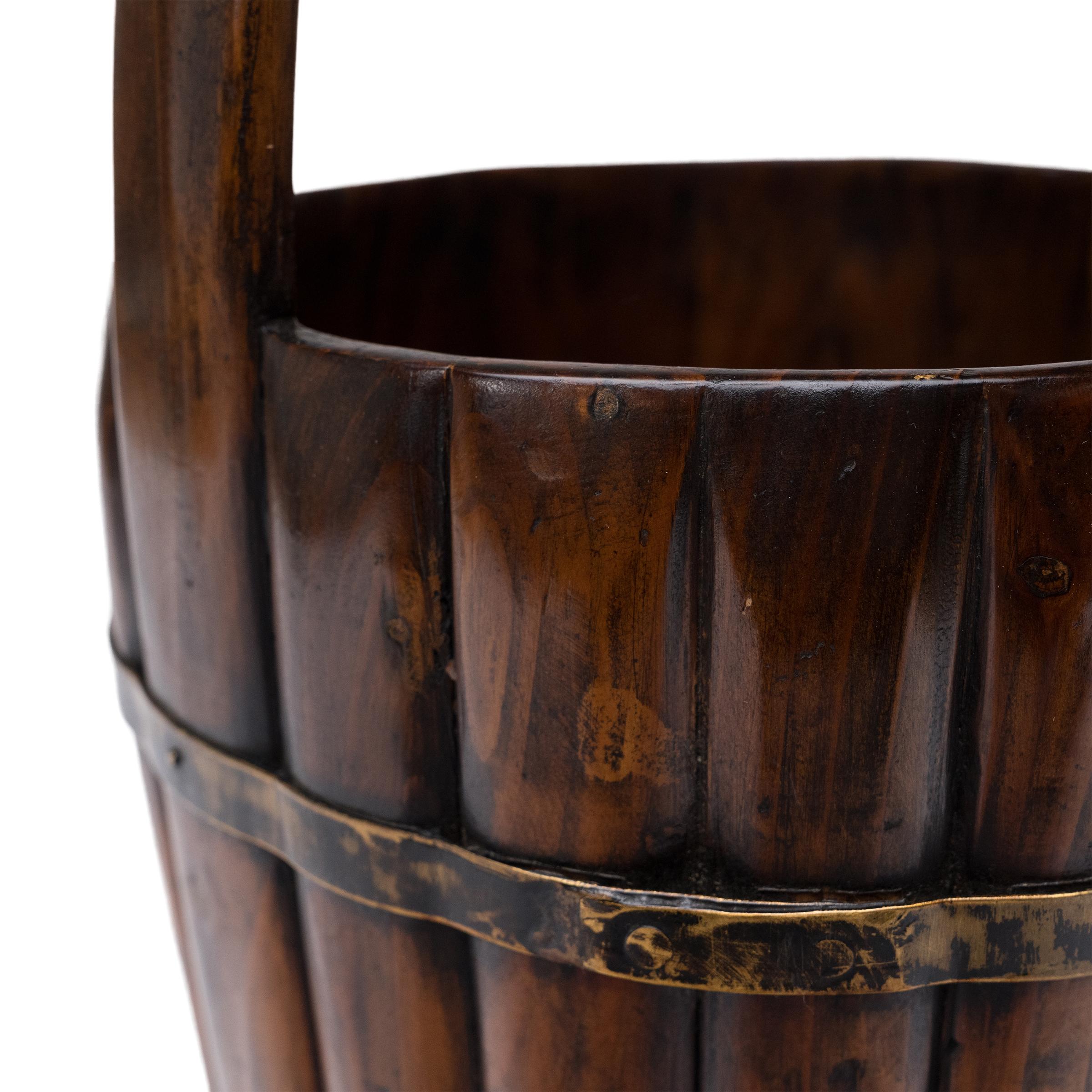 Sculpté Seau à eau chinois à deux dragons, c.I.C. 1850 en vente