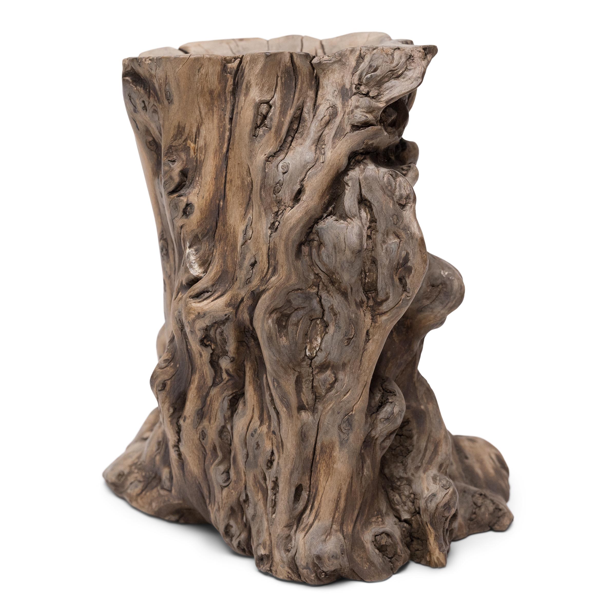 Placé à côté des quatre trésors de l'étude - le pinceau à calligraphie, l'encre, le papier et la pierre à encre - le pot à pinceau faisait partie intégrante du bureau de tout érudit traditionnel. Ce petit pot à pinceaux en bois de la fin du XIXe