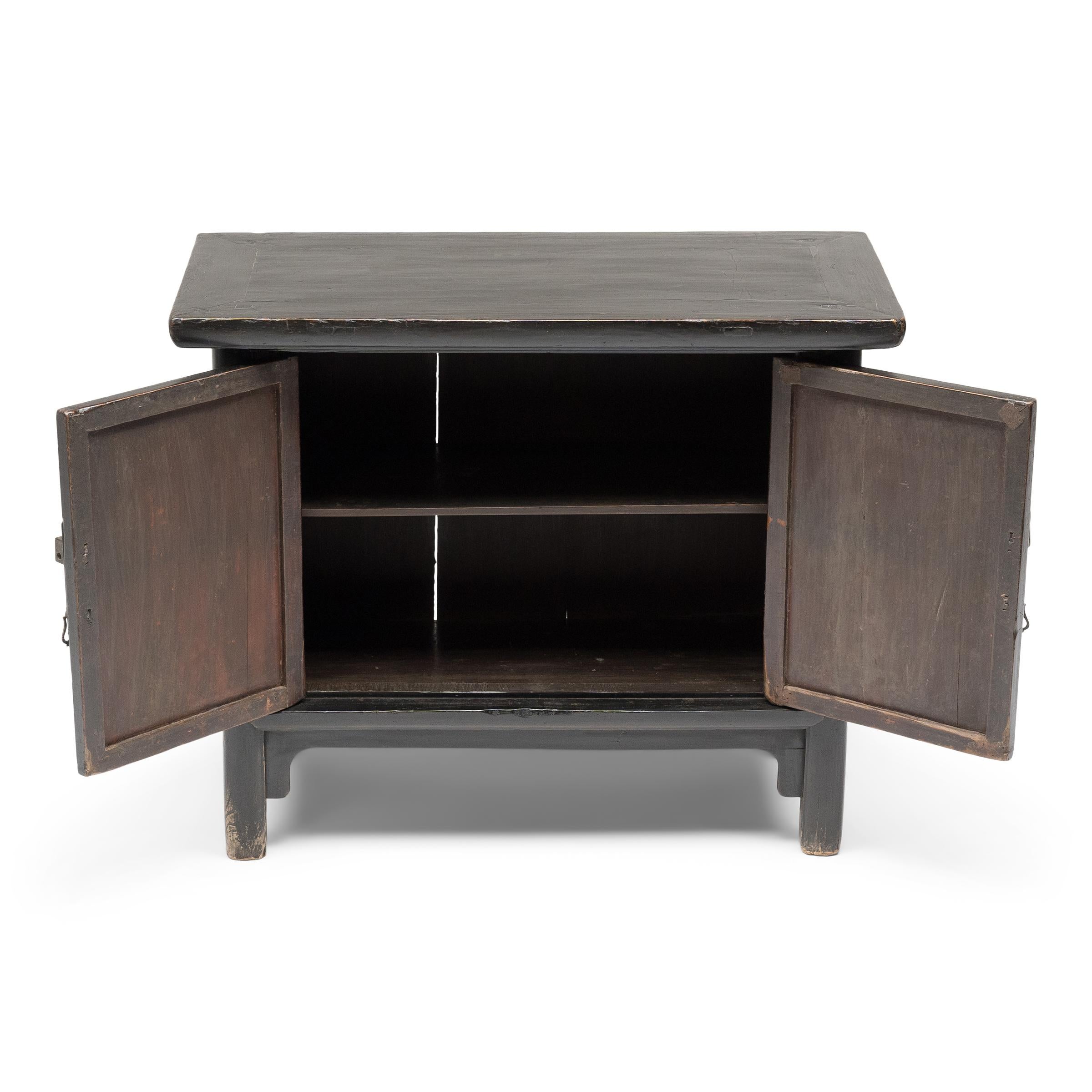 Chinesisches zweitüriges Wärterkabinett, um 1850 (Qing-Dynastie) im Angebot