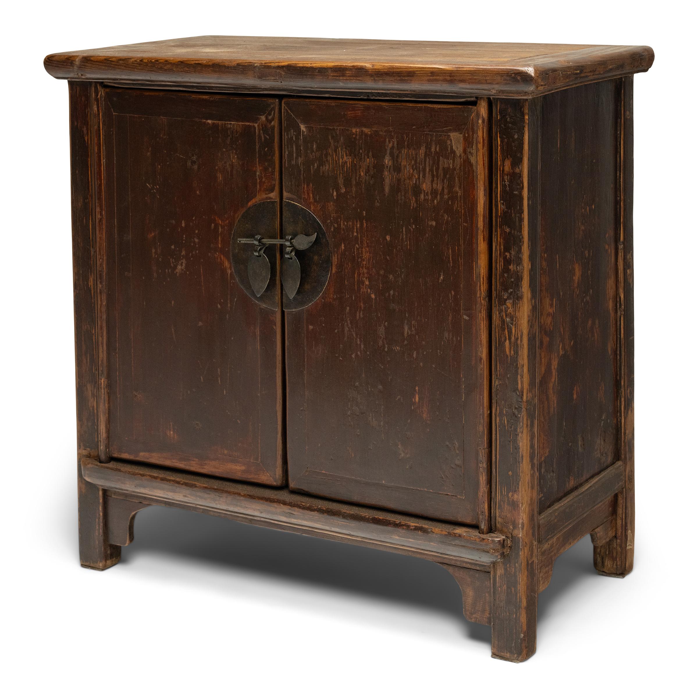 Armario chino de dos puertas con cerradura, c. 1900 Qing en venta