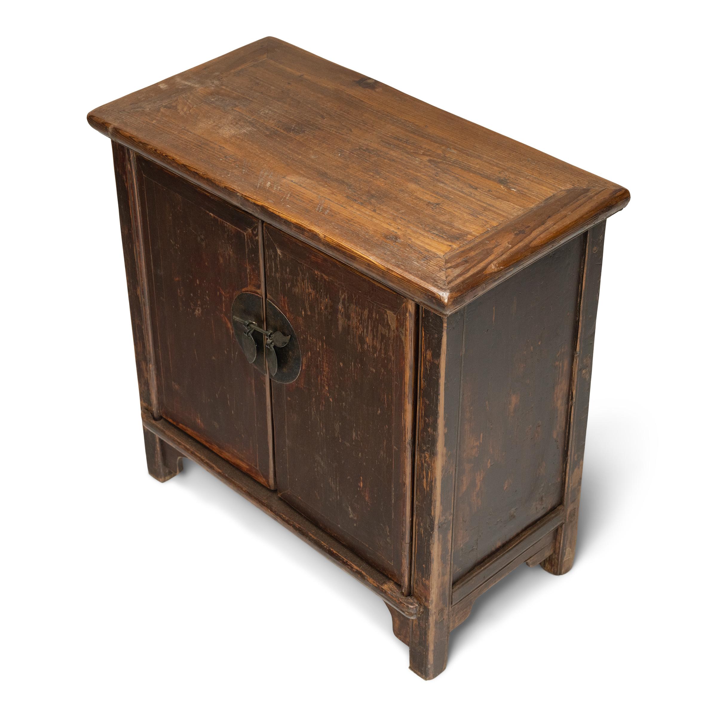Armario chino de dos puertas con cerradura, c. 1900 Chino en venta