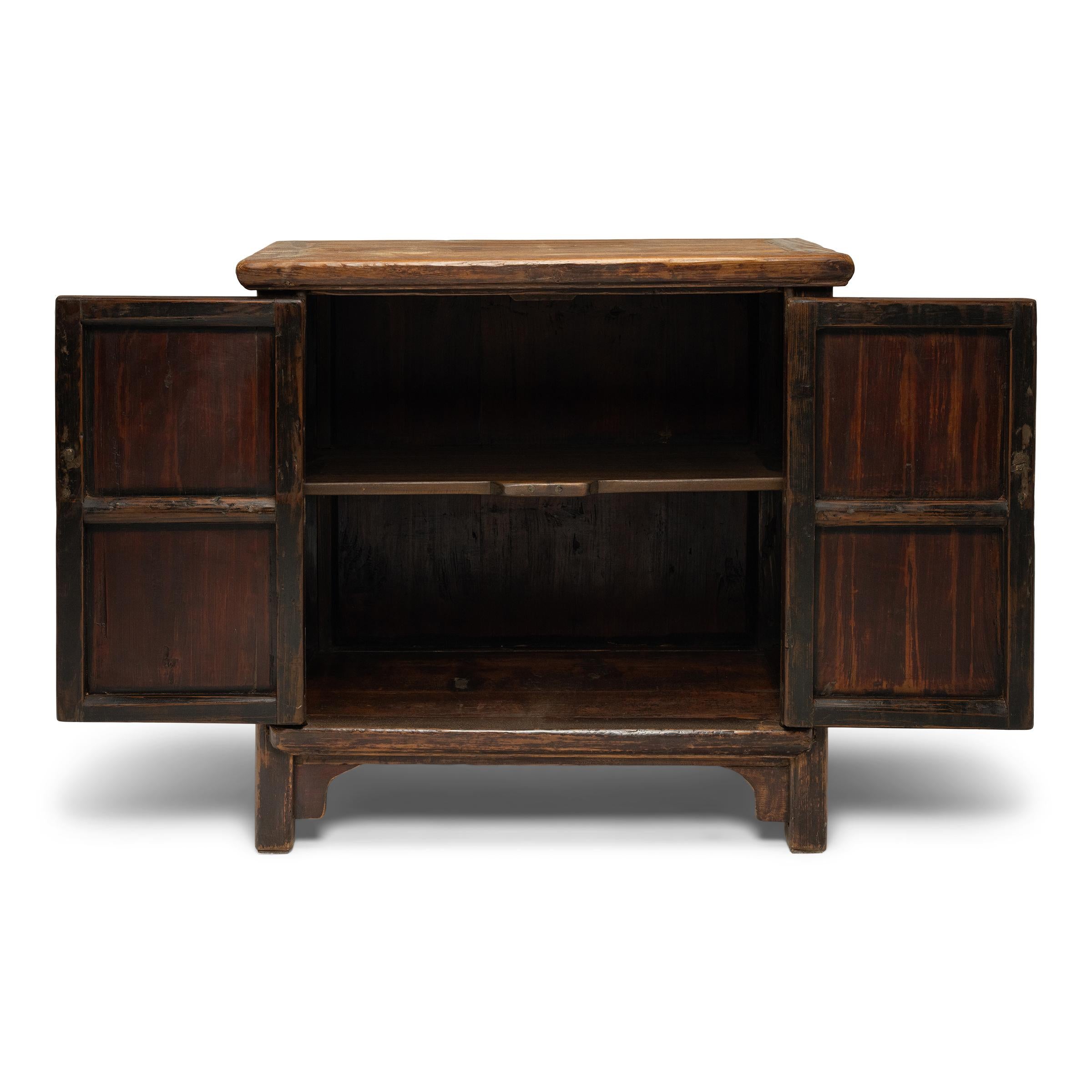 Armario chino de dos puertas con cerradura, c. 1900 Lacado en venta