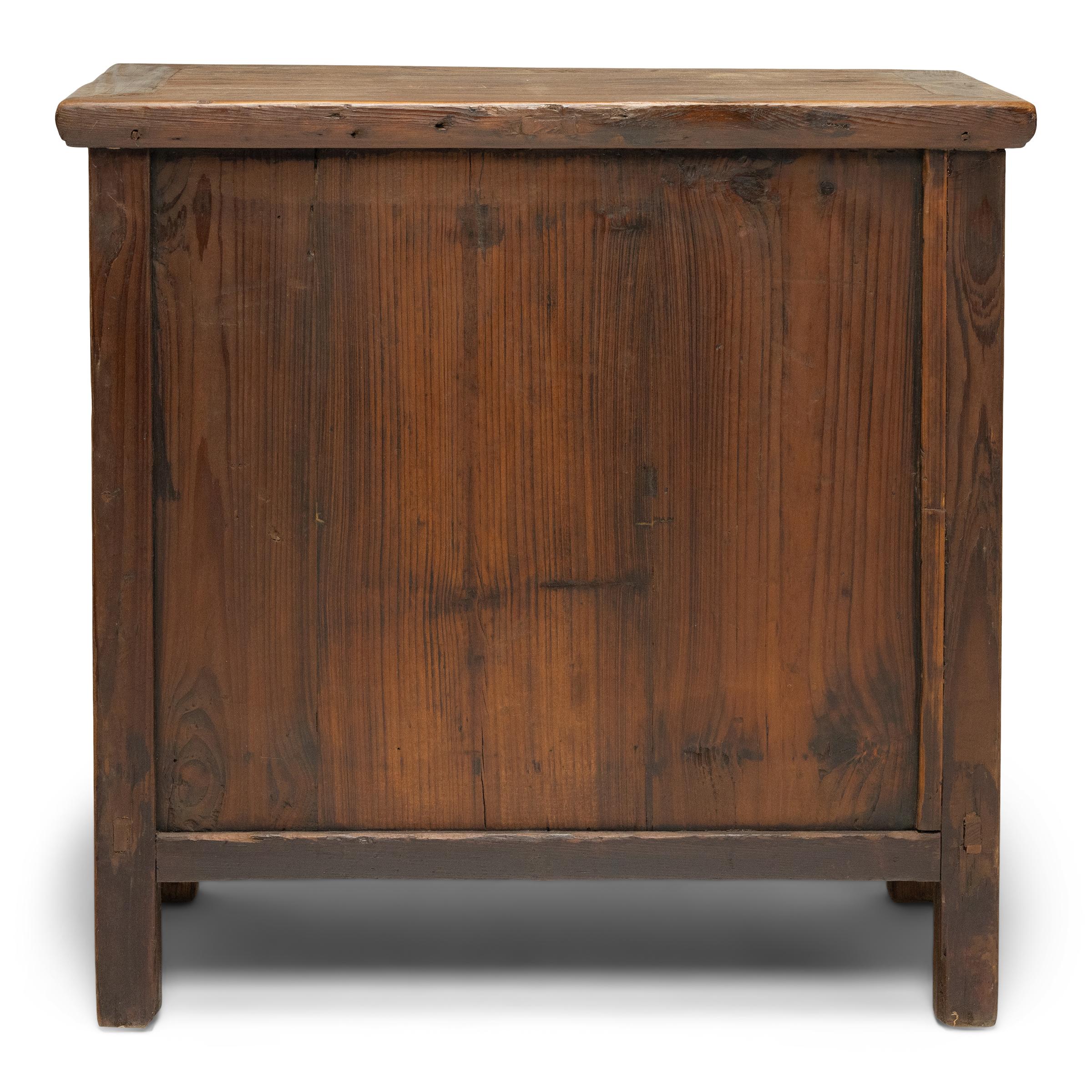 Armario chino de dos puertas con cerradura, c. 1900 en Bueno estado para la venta en Chicago, IL