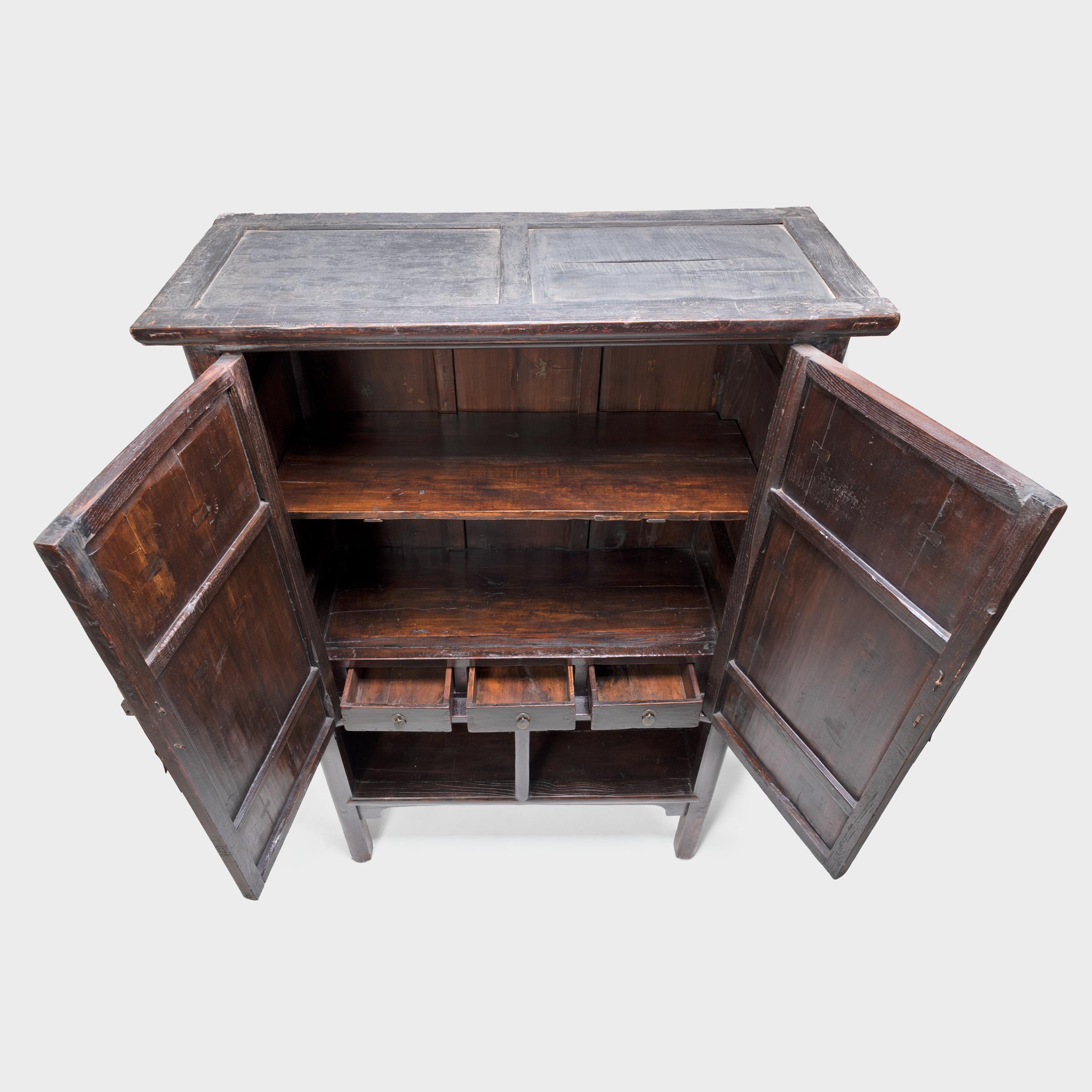 Ottone Armadio cinese a due ante con ripiani aperti, 1850 ca. in vendita