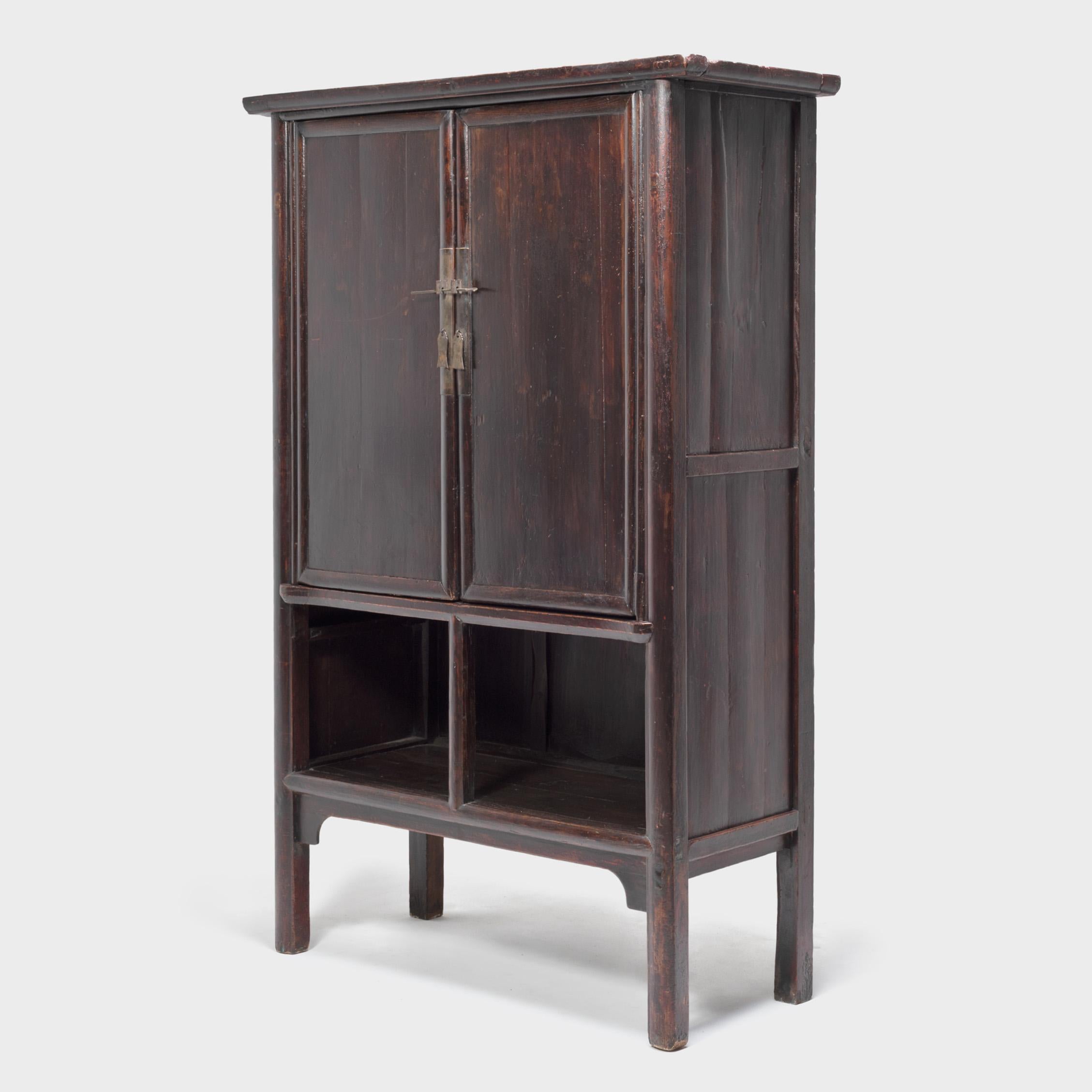 Qing Armadio cinese a due ante con ripiani aperti, 1850 ca. in vendita