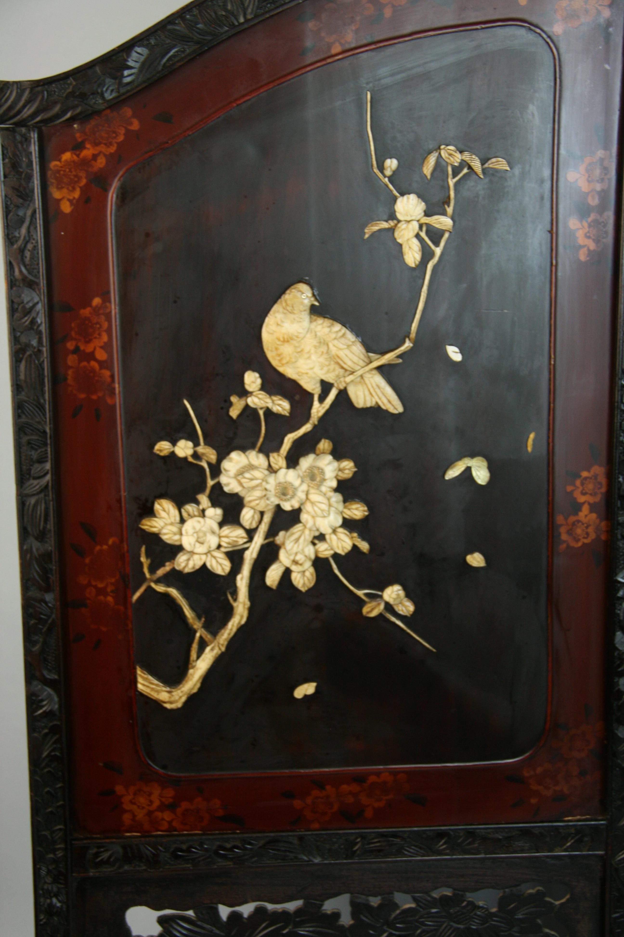 Début du 20ème siècle Deux panneaux chinois sculptés  Écran peint en bois d'os des années 1920 en vente