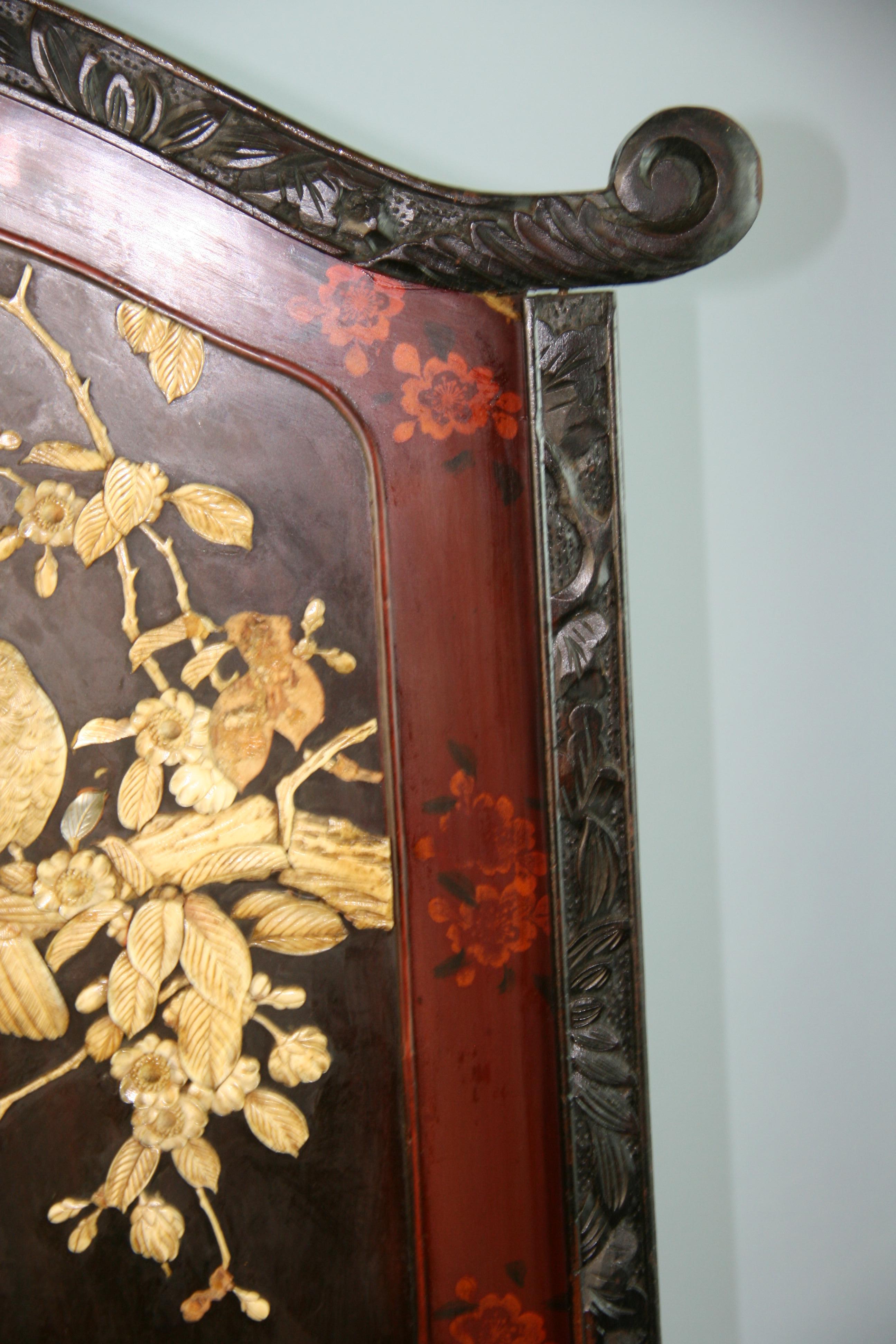 Deux panneaux chinois sculptés  Écran peint en bois d'os des années 1920 en vente 2
