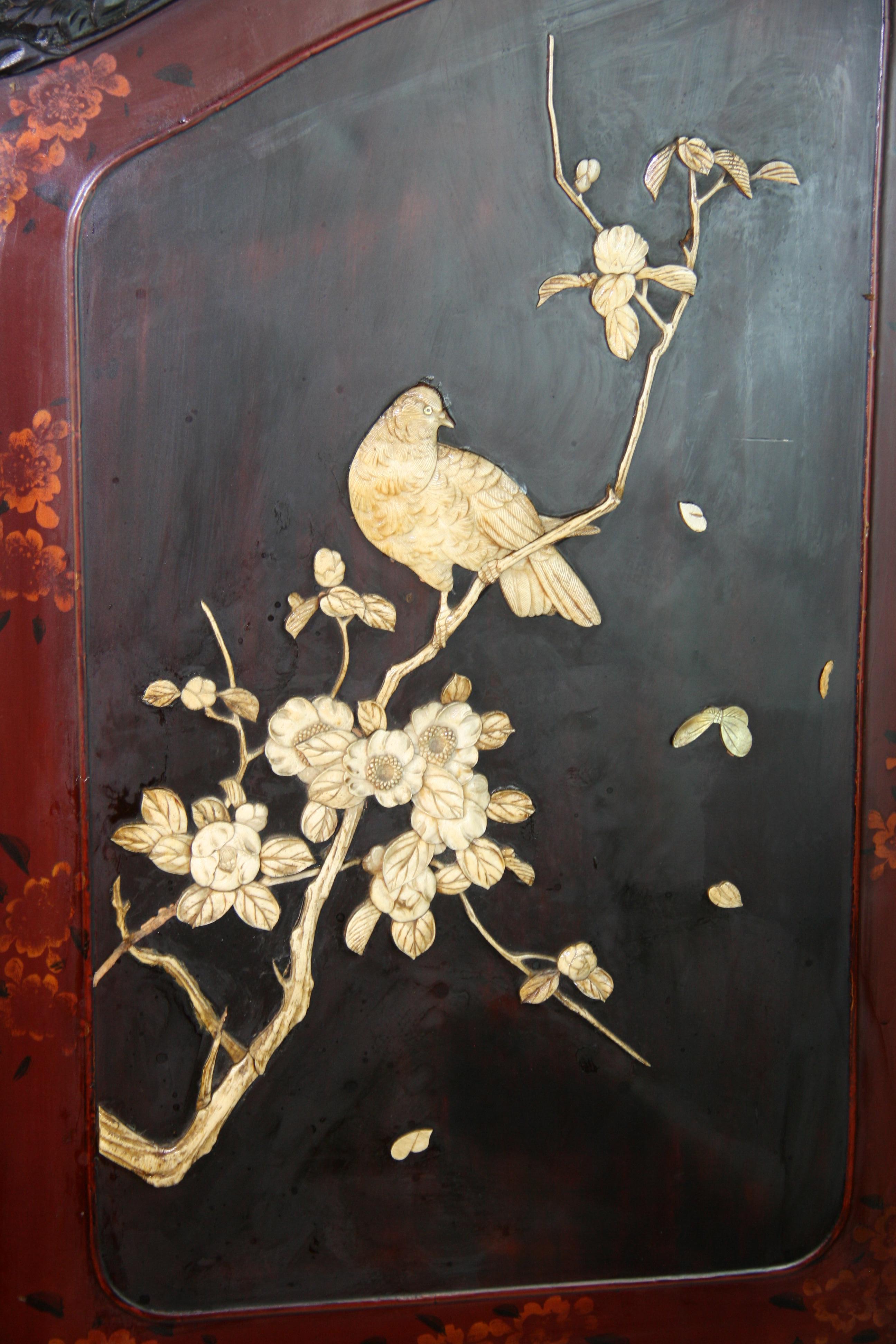 Deux panneaux chinois sculptés  Écran peint en bois d'os des années 1920 en vente 4