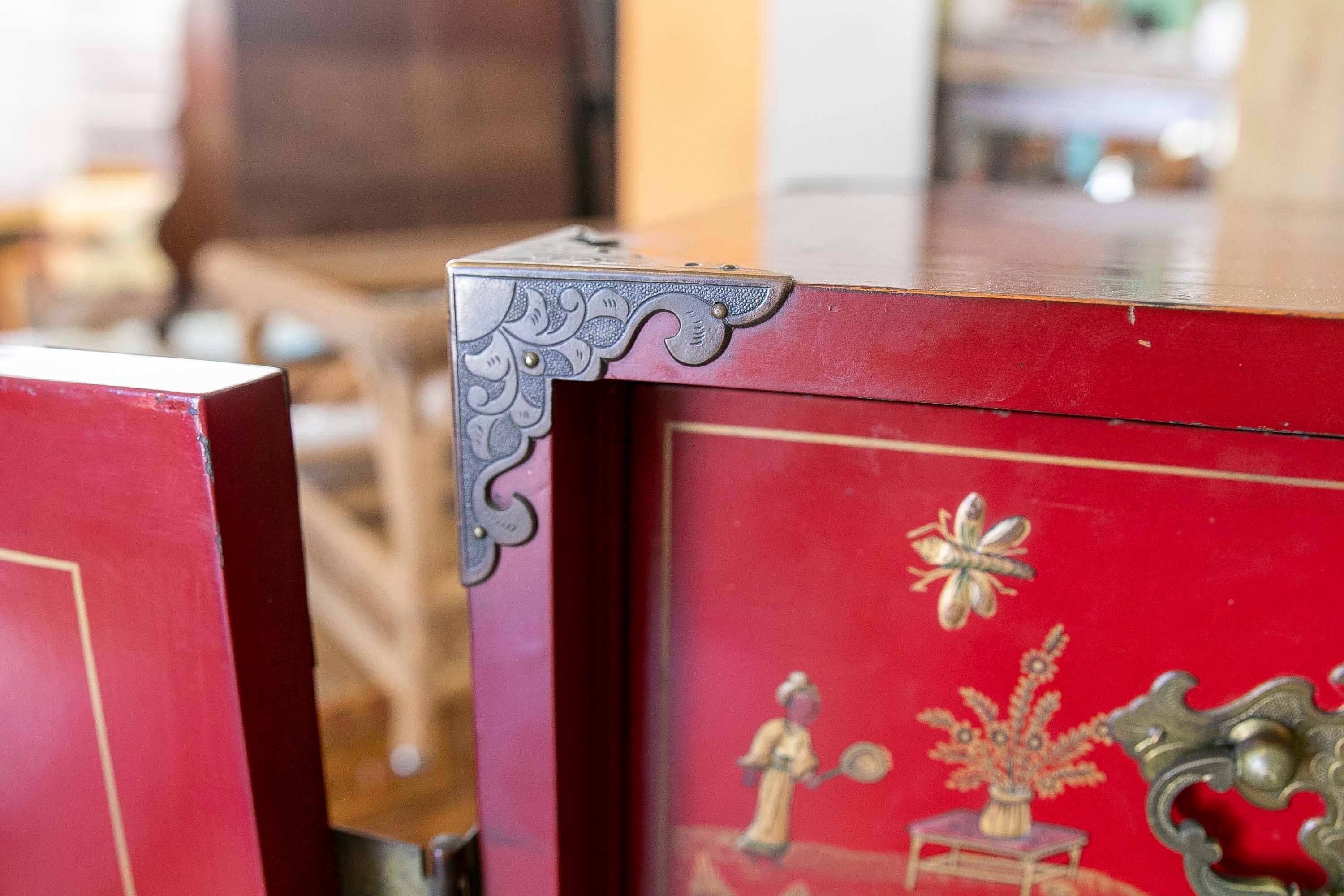 Mobile cinese a due pezzi con tavolo e credenza con ante e cassetti in vendita 3