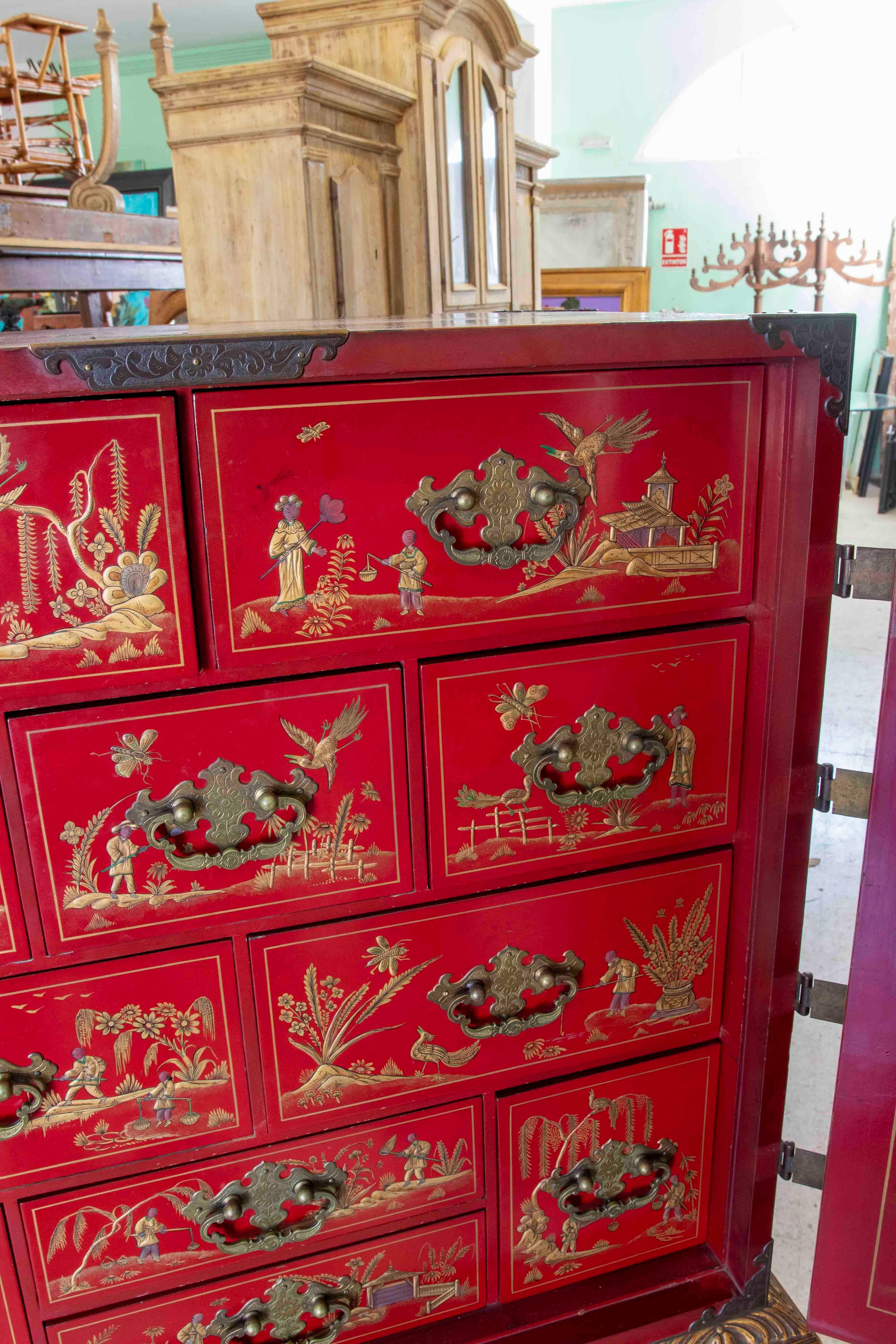 20ième siècle Meuble chinois en deux parties avec table et armoire à portes et tiroirs  en vente