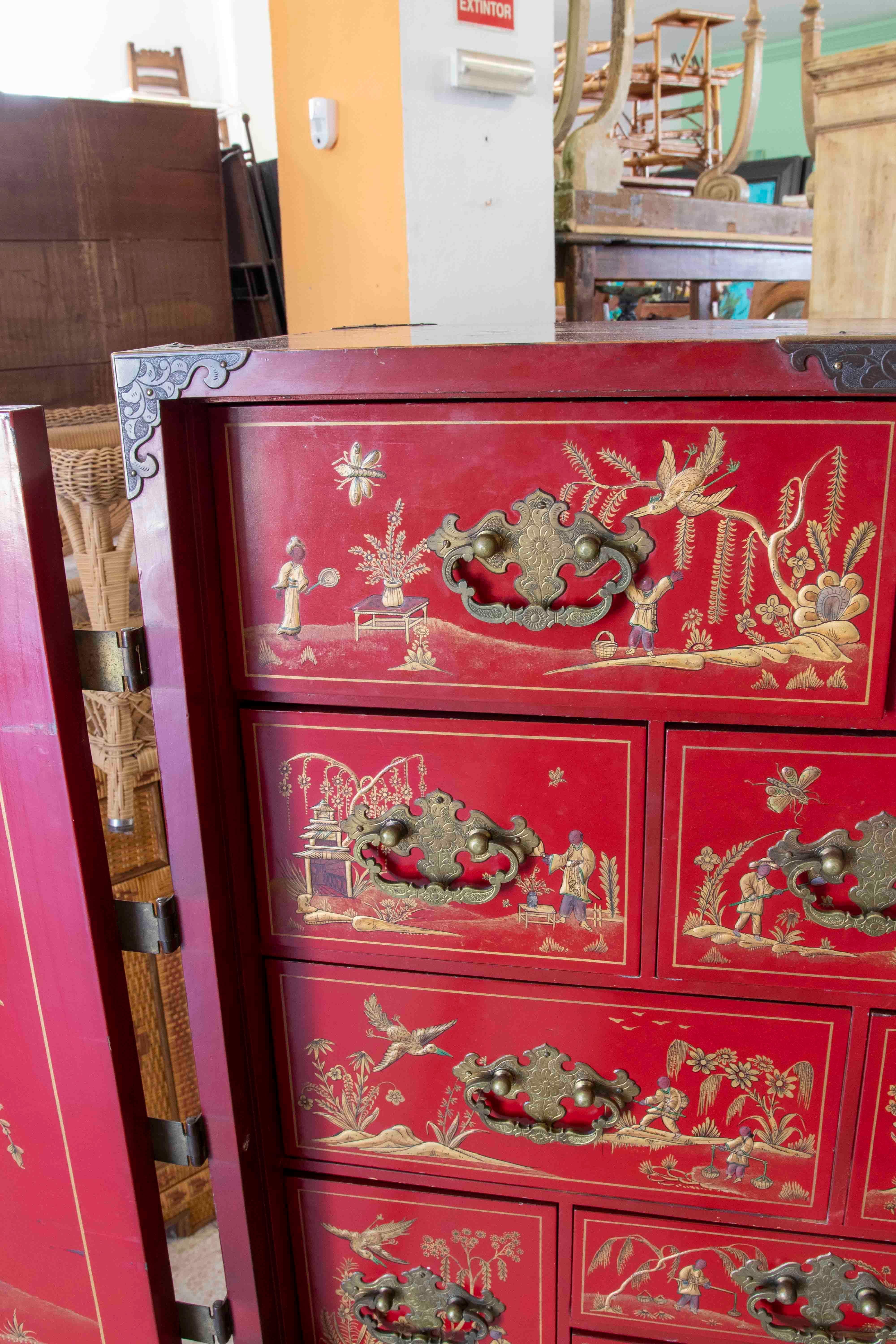 Métal Meuble chinois en deux parties avec table et armoire à portes et tiroirs  en vente