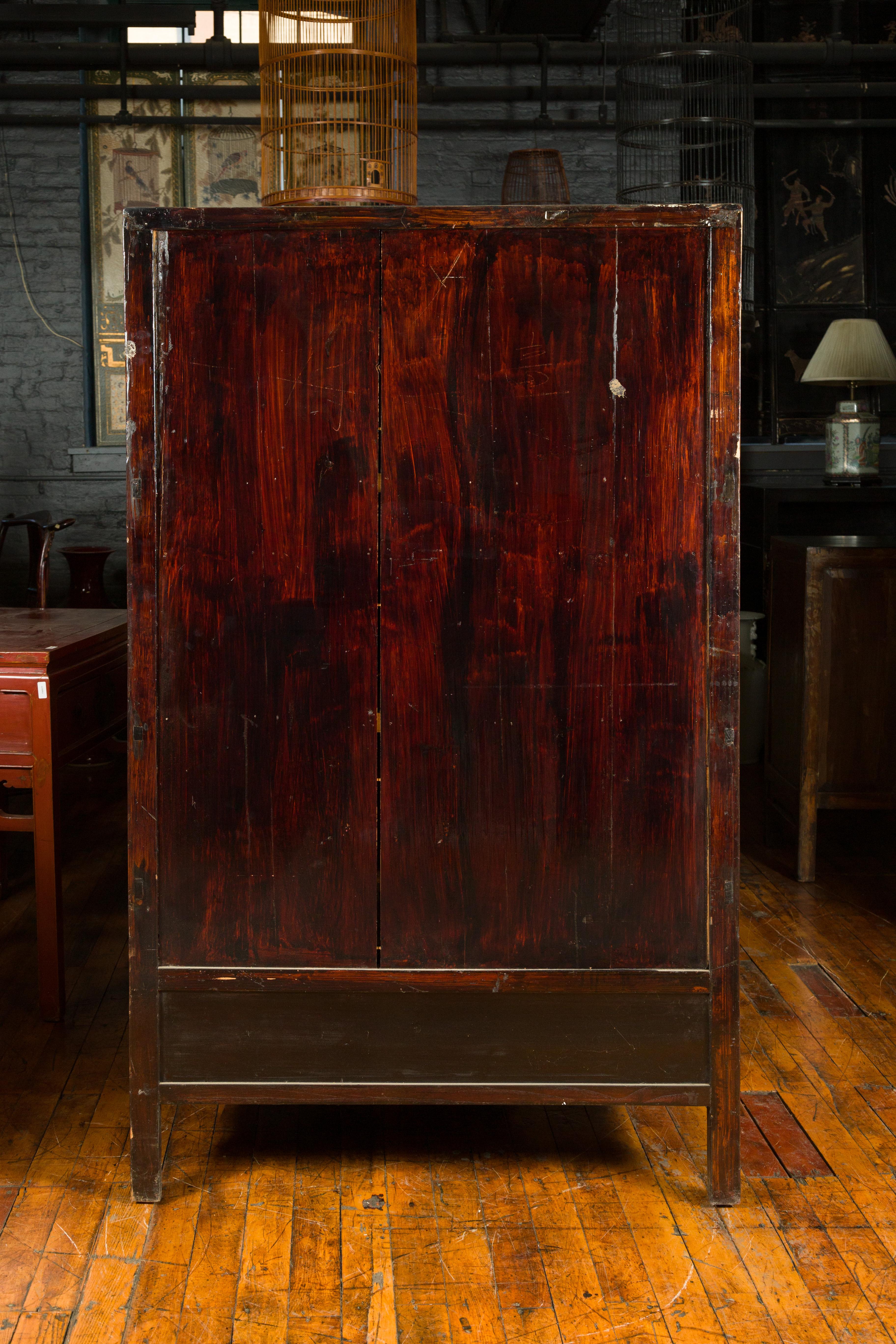 Armoire bicolore avec portes et cinq tiroirs avec quincaillerie en laiton gravé en vente 6