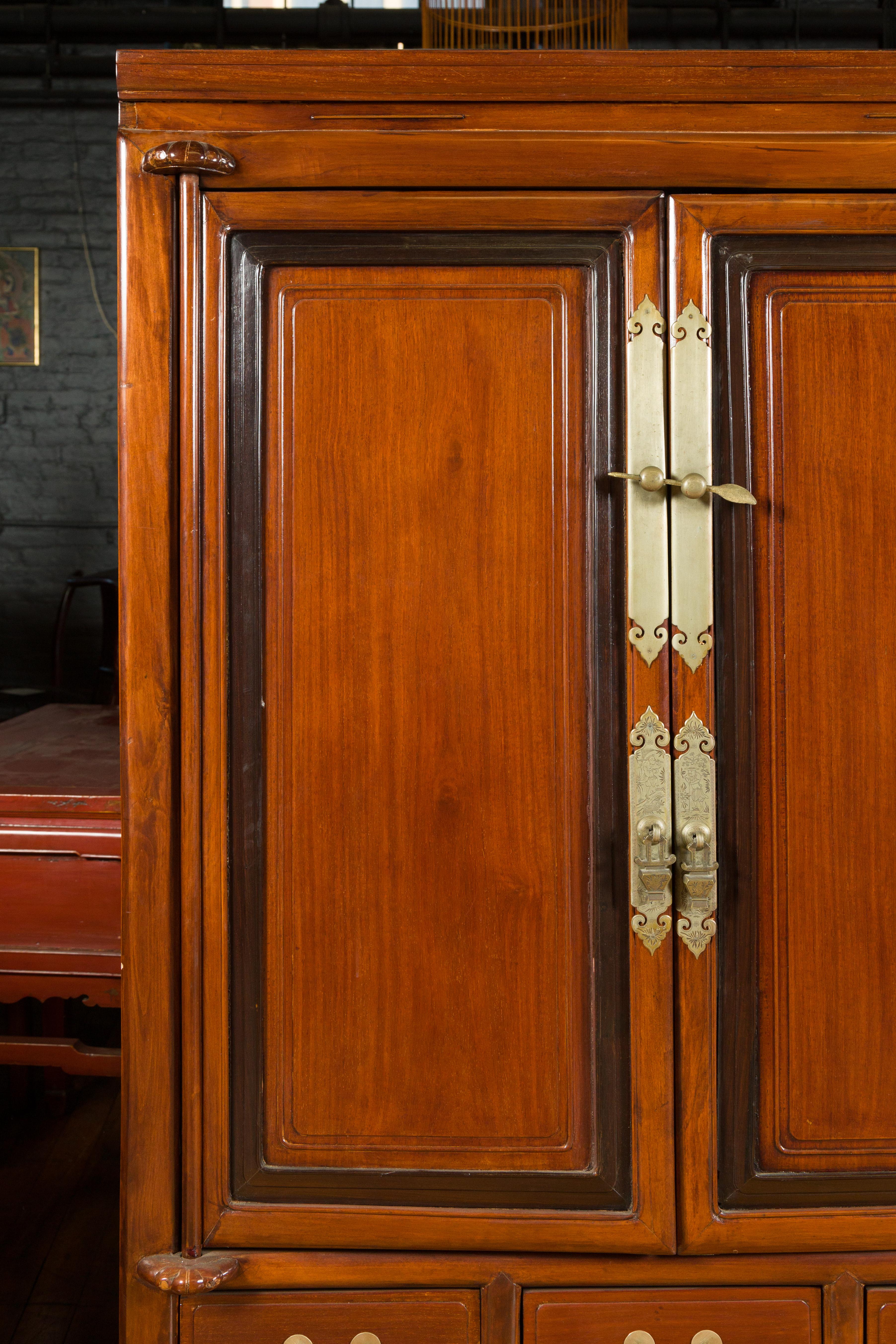 20ième siècle Armoire bicolore avec portes et cinq tiroirs avec quincaillerie en laiton gravé en vente