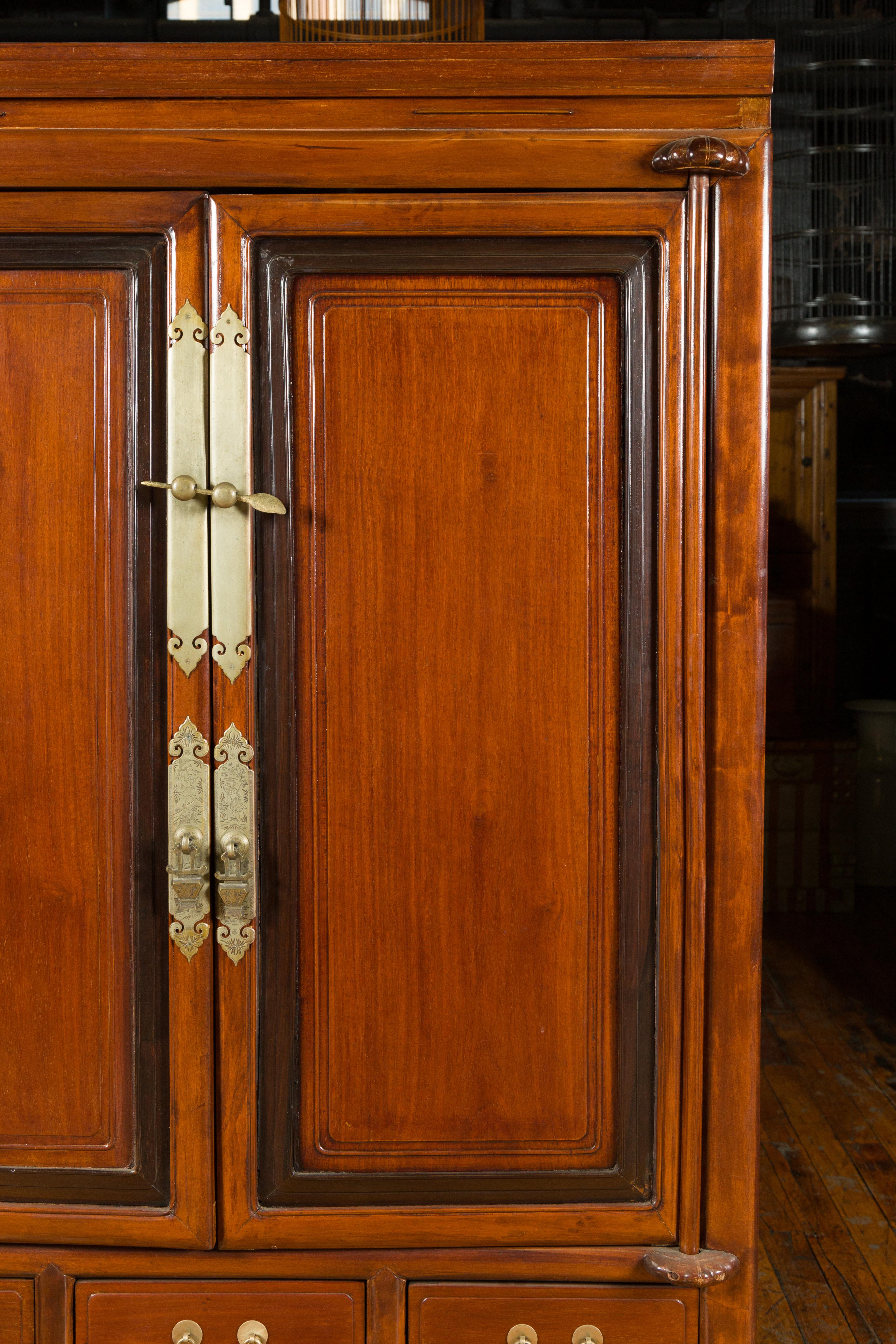 Bois Armoire bicolore avec portes et cinq tiroirs avec quincaillerie en laiton gravé en vente