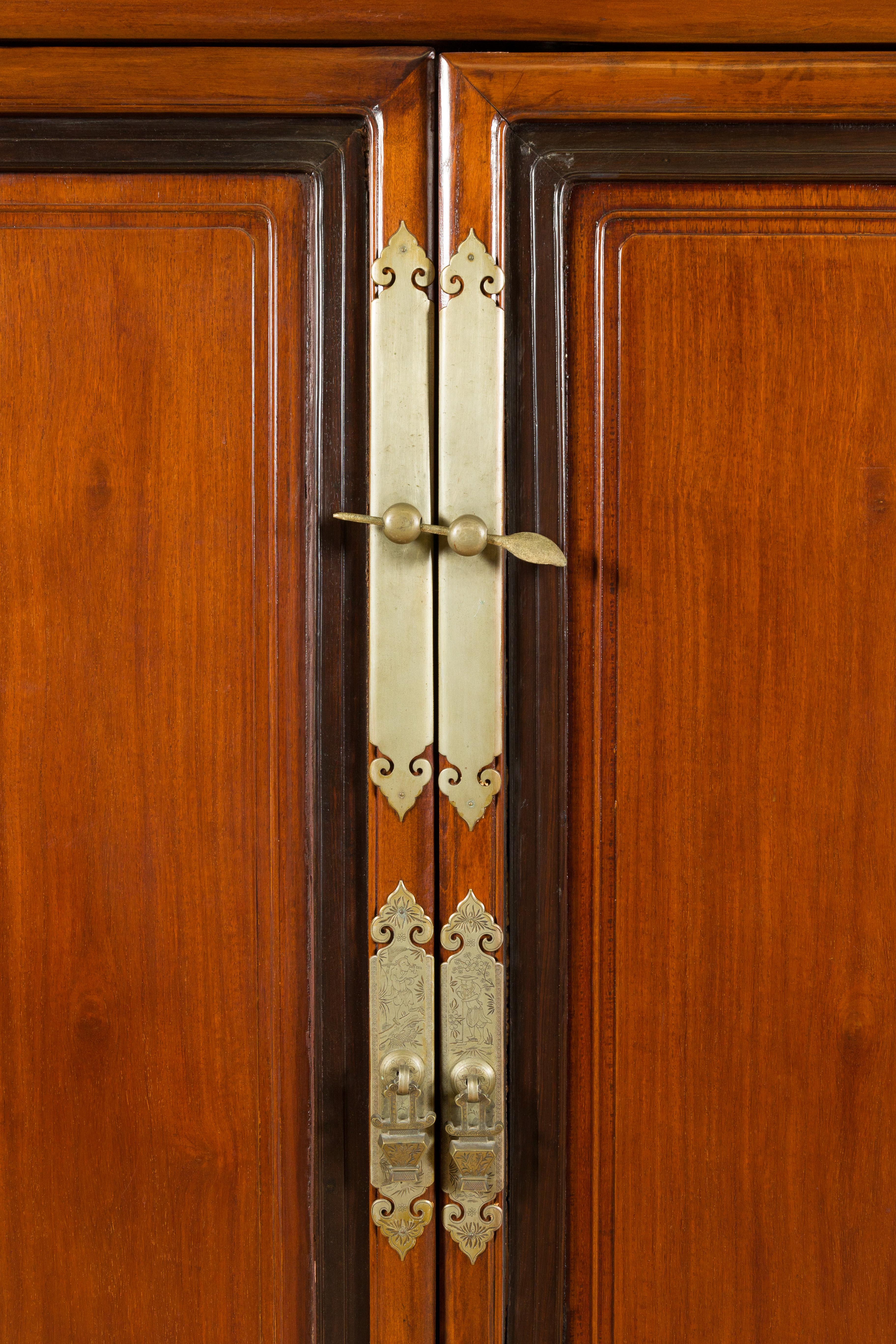 Armoire bicolore avec portes et cinq tiroirs avec quincaillerie en laiton gravé en vente 1