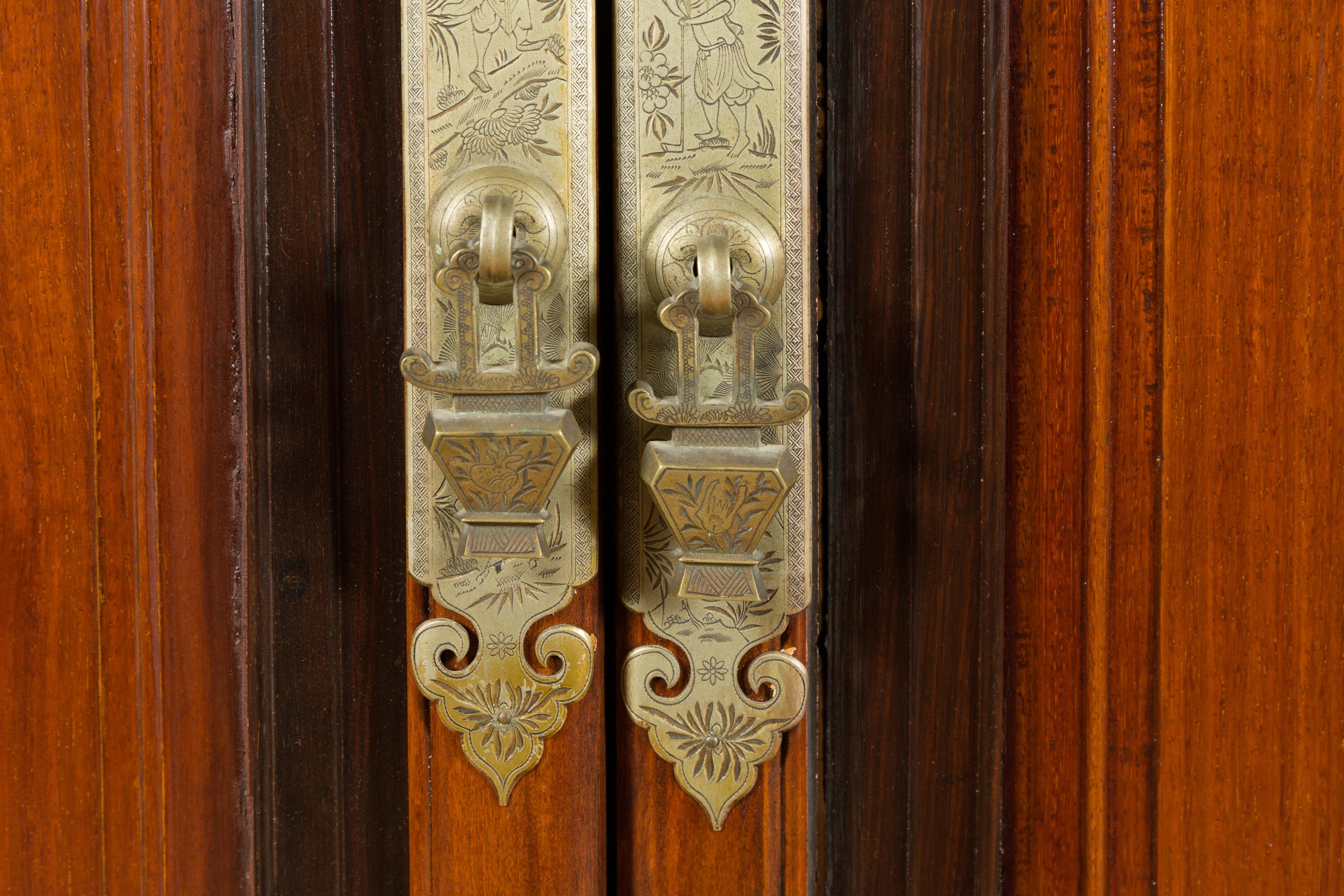 Armoire bicolore avec portes et cinq tiroirs avec quincaillerie en laiton gravé en vente 2