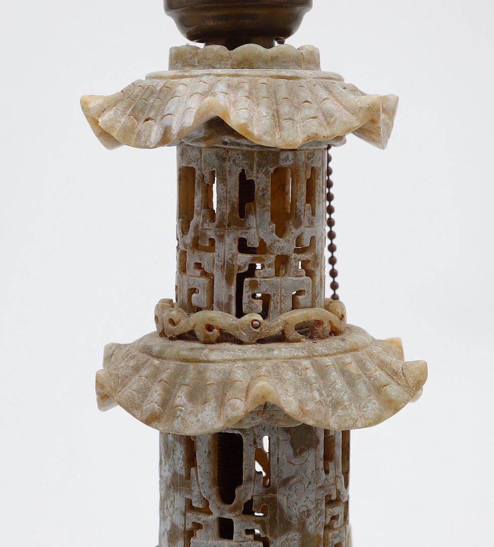 La lampe de table chinoise, sculptée à la main dans du jade, représente une véritable rareté et un chef-d'œuvre de l'artisanat asiatique. Cette pièce unique ne se contente pas d'illuminer gracieusement l'espace, elle incarne également la riche