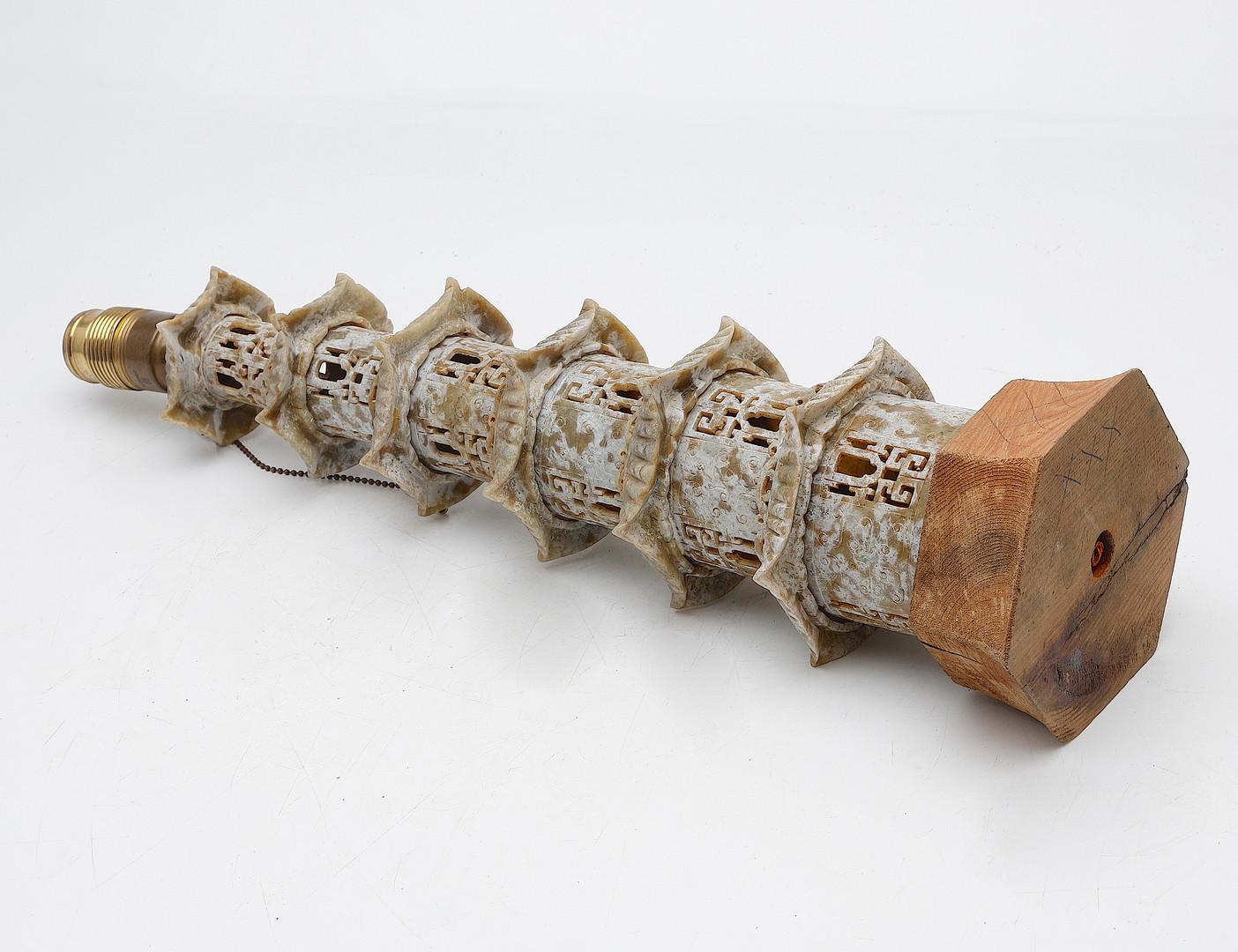Chinesische einzigartige handgeschnitzte Tischlampe aus Jade-Stein (Chinoiserie) im Angebot