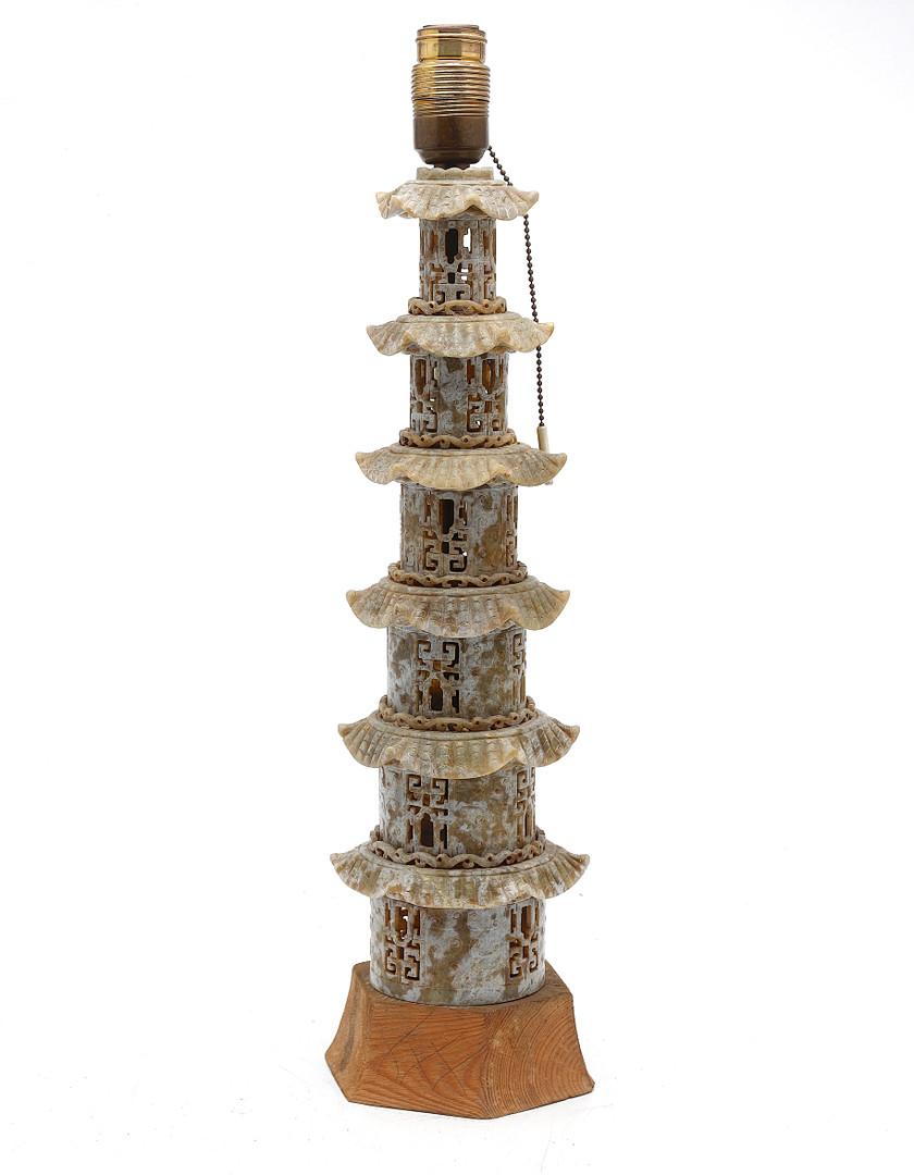20ième siècle Lampe de table chinoise unique en pierre de jade sculptée à la main en vente
