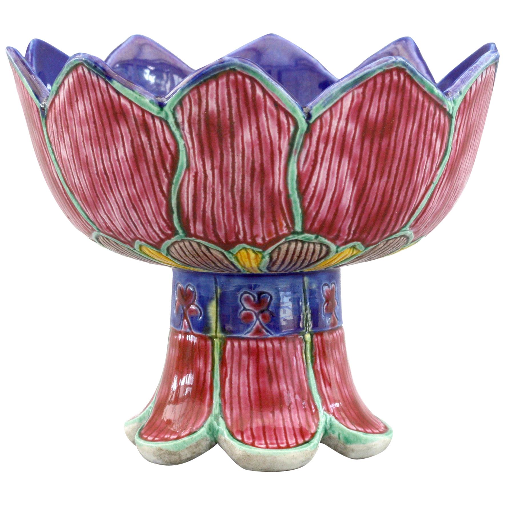 Chinesische Lotusblumenschale aus ungewöhnlichem Porzellan mit Sockel