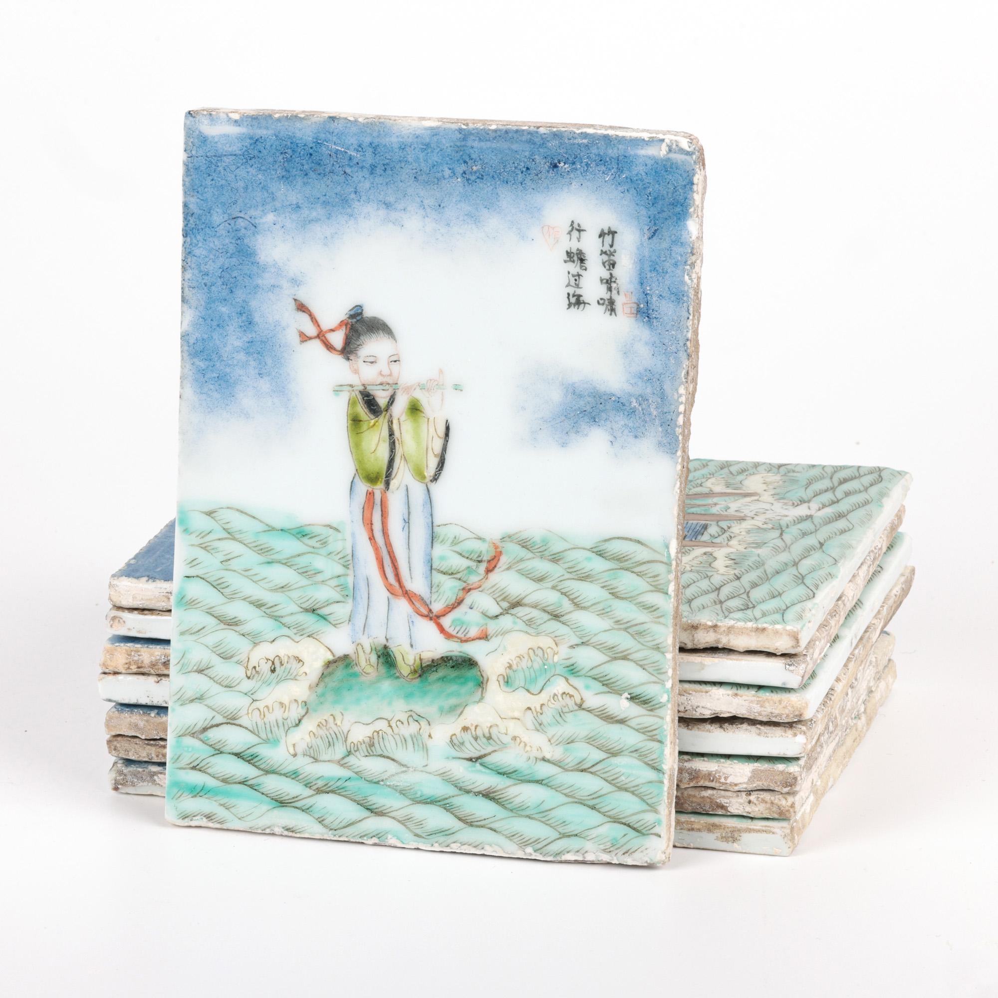 Un ensemble inhabituel de huit carreaux de porcelaine chinoise, probablement de la fin des Qing, peints à la main d'immortels taoïstes et datant de la fin du 19e siècle. Les carreaux de forme rectangulaire sont chacun peints d'un personnage, l'un