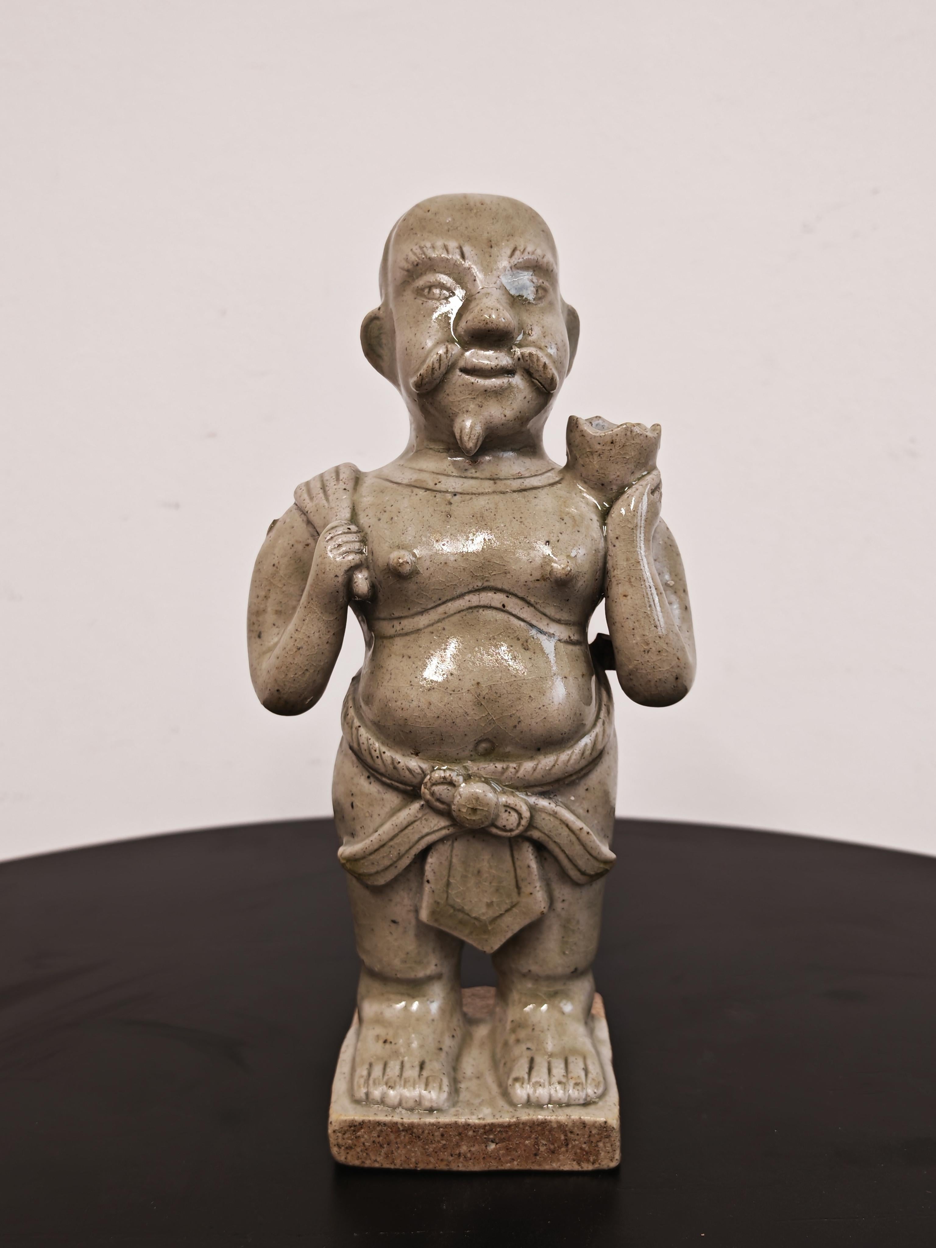 Vous trouverez dans cette liste une ancienne figurine de samouraï en poterie émaillée, souvent associée au style de la dynastie Song (960-1279 après J.-C.). Des figures similaires sont également connues sous le nom de tongzi (garçon) et peuvent