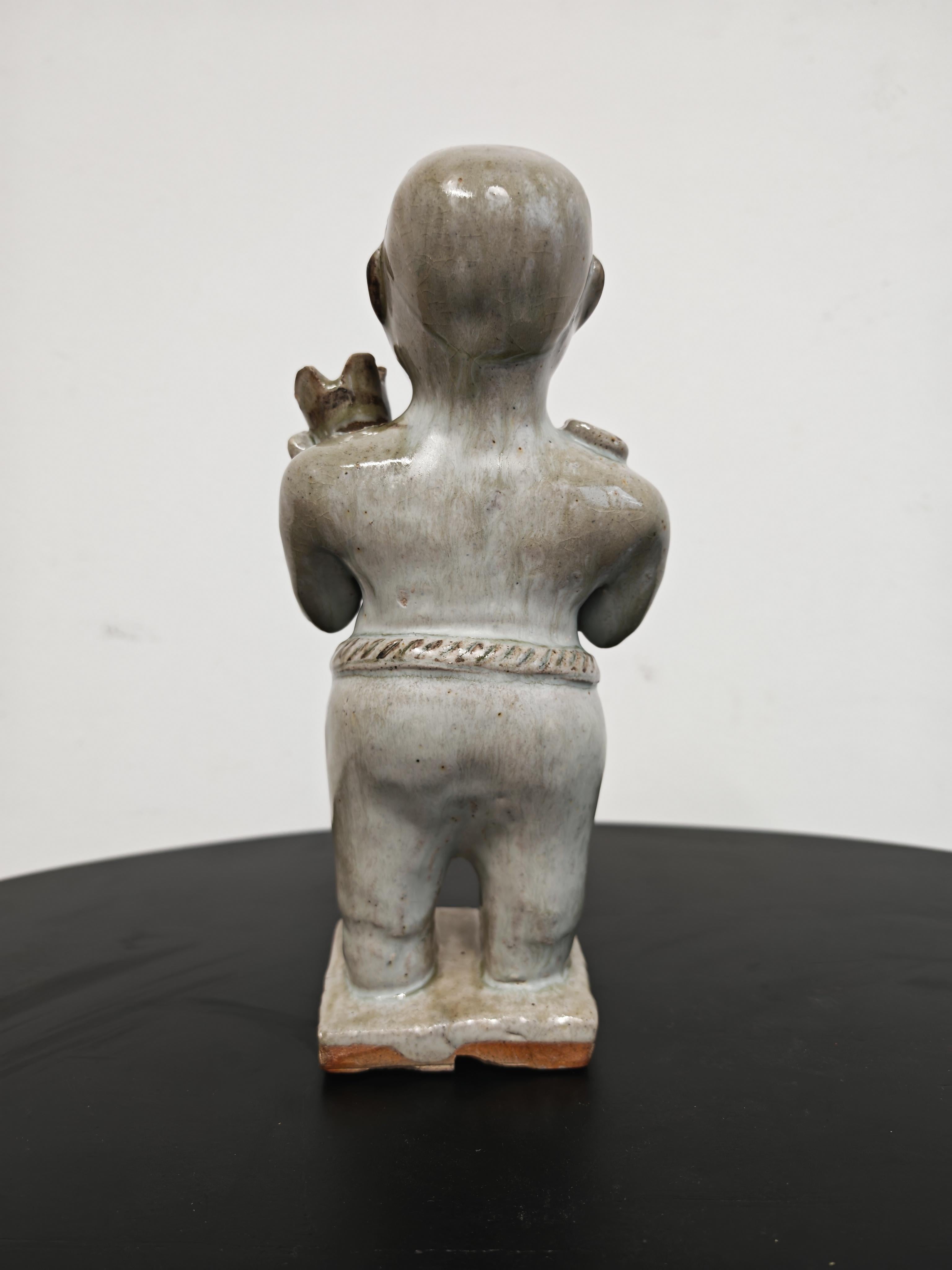 Figure inhabituelle en poterie chinoise de style dynastie Song Cizhou, 18e siècle Bon état - En vente à Beograd, RS