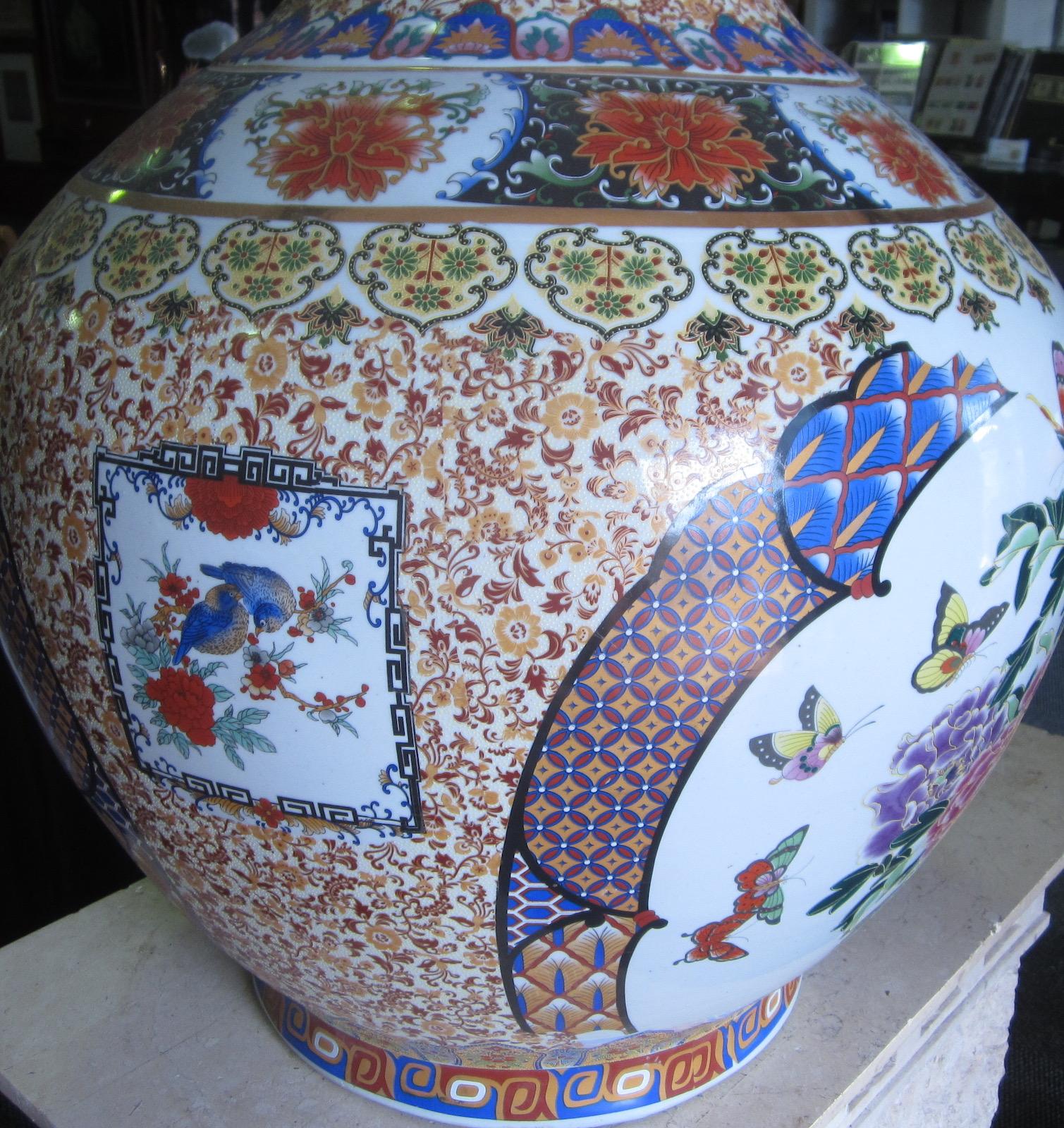 Chinese Urn In Excellent Condition For Sale In Paradise Point, Queensland