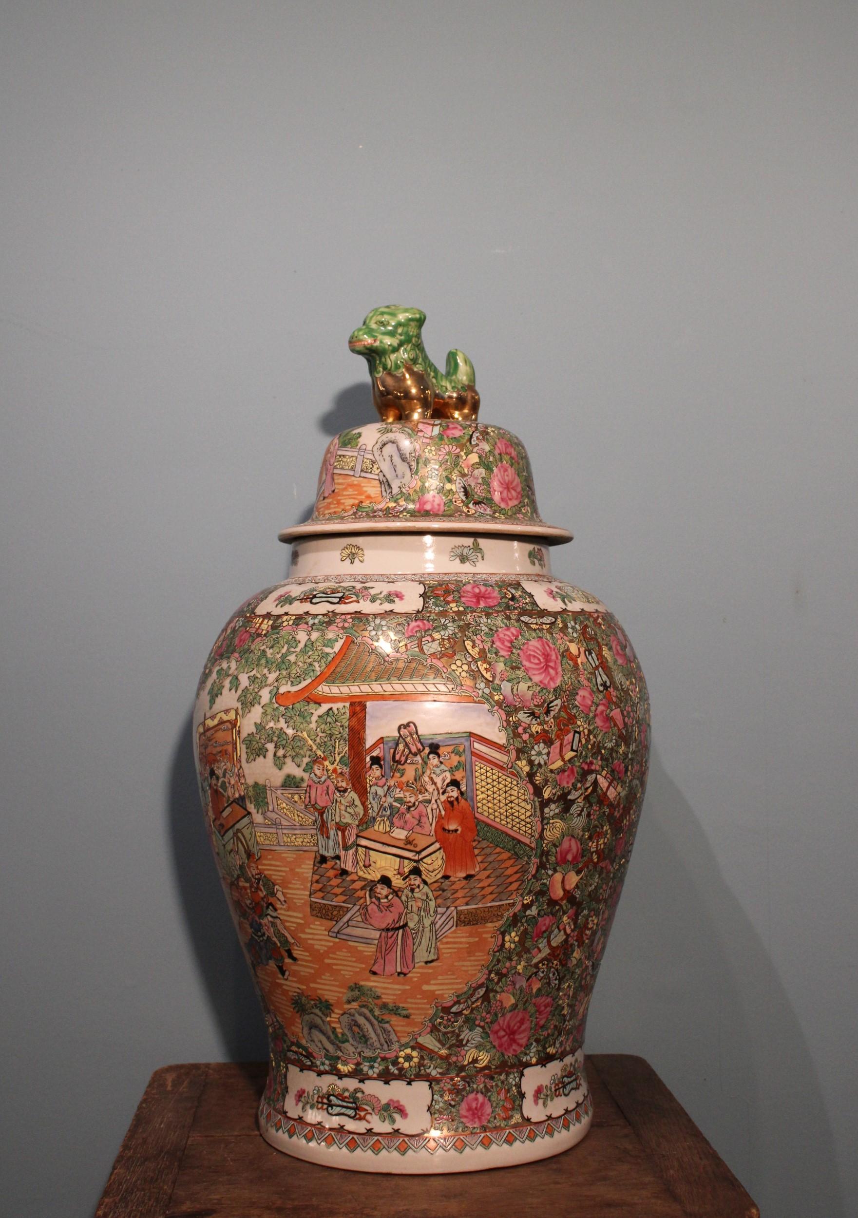 Jarrón chino, Cantón. Alrededor de 1950.
Porcelana pintada.