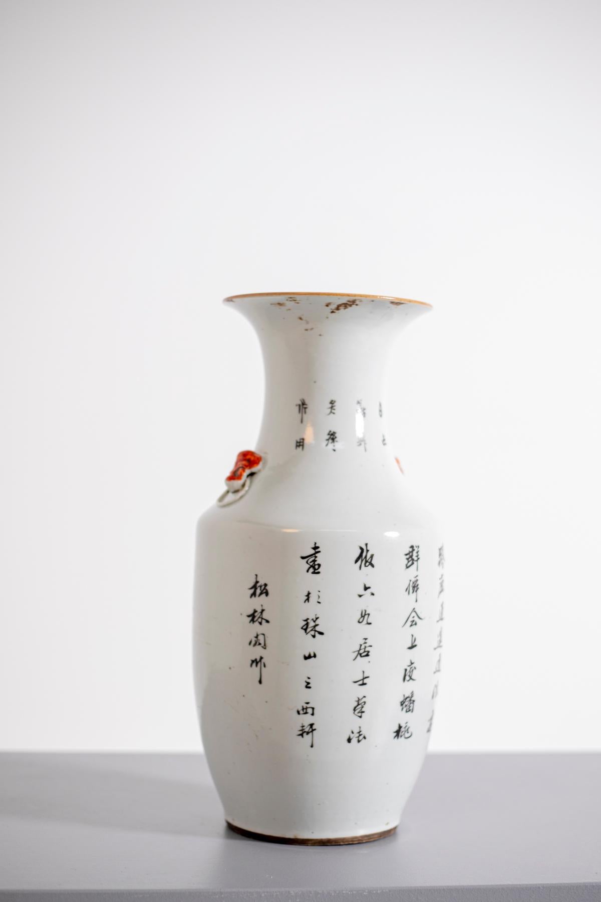 Magnifique vase chinois ancien de la famille rose de la dynastie Ch'ing, datant de la fin des années 1700 - début des années 1800 environ. Cet ancien vase chinois est peint à la main et représente une femme paysanne avec un cerf et un enfant dans