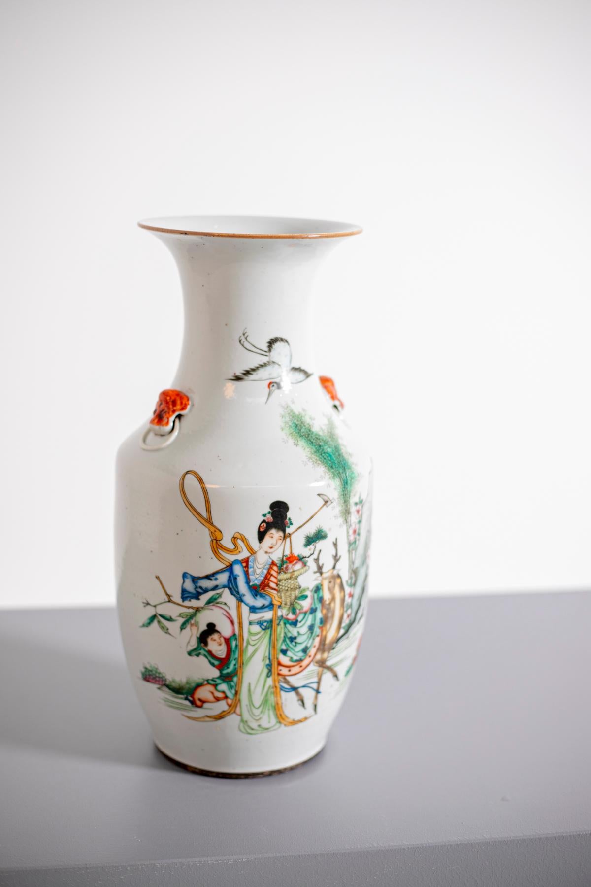 Chinois Vase chinois de la dynastie Ch'ing représentant une femme avec un cerf en vente