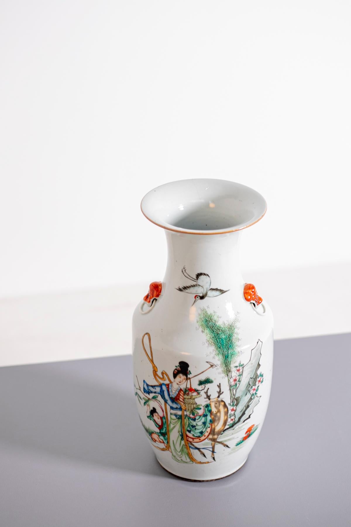 Porcelaine Vase chinois de la dynastie Ch'ing représentant une femme avec un cerf en vente