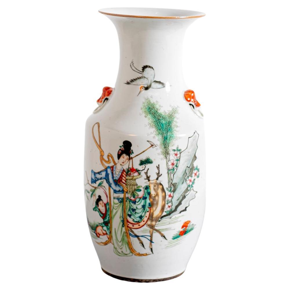 Vase chinois de la dynastie Ch'ing représentant une femme avec un cerf en vente